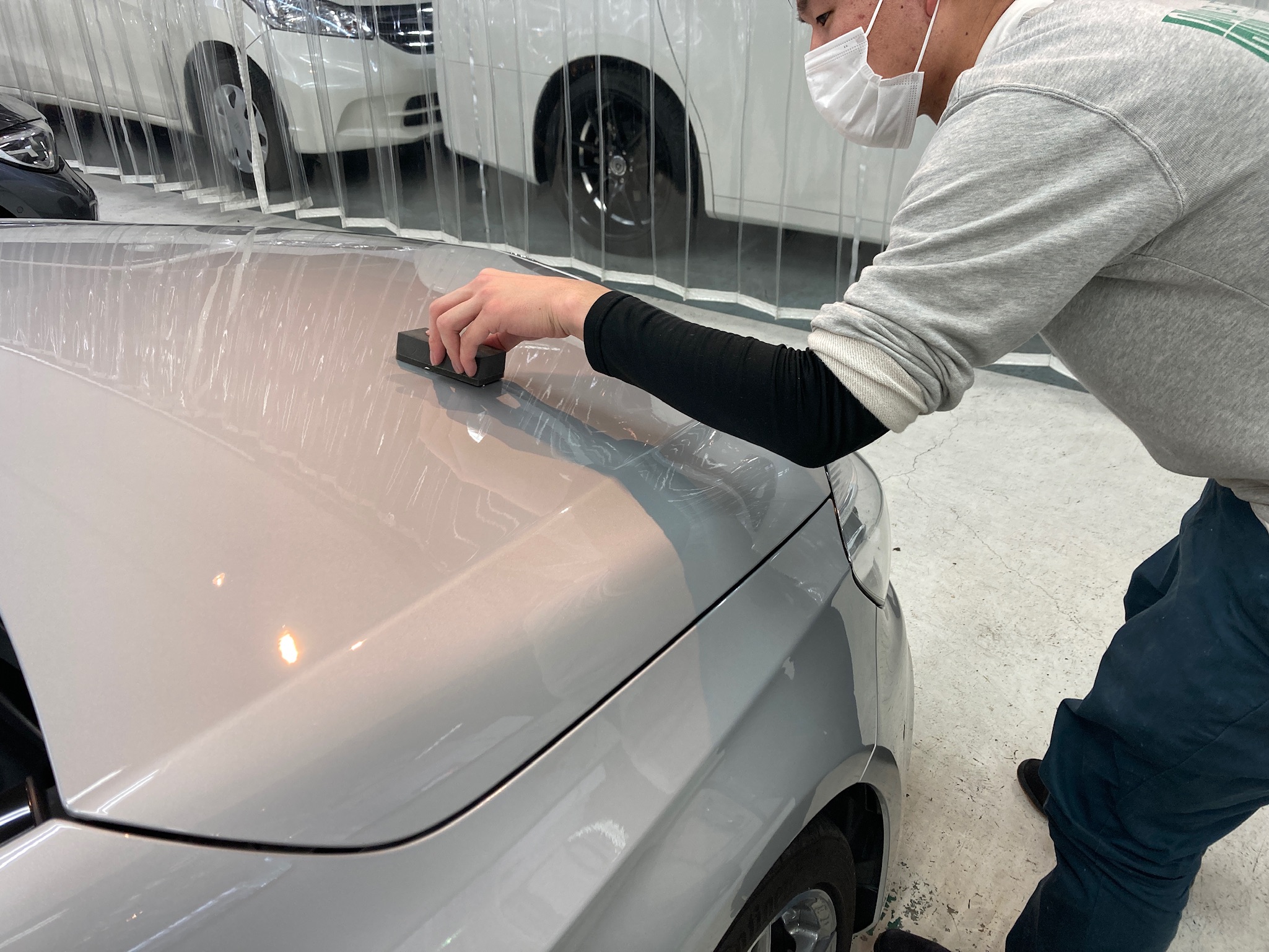 メルセデスベンツ・Aクラスの仕上げ作業工程：コーティング溶剤の塗布