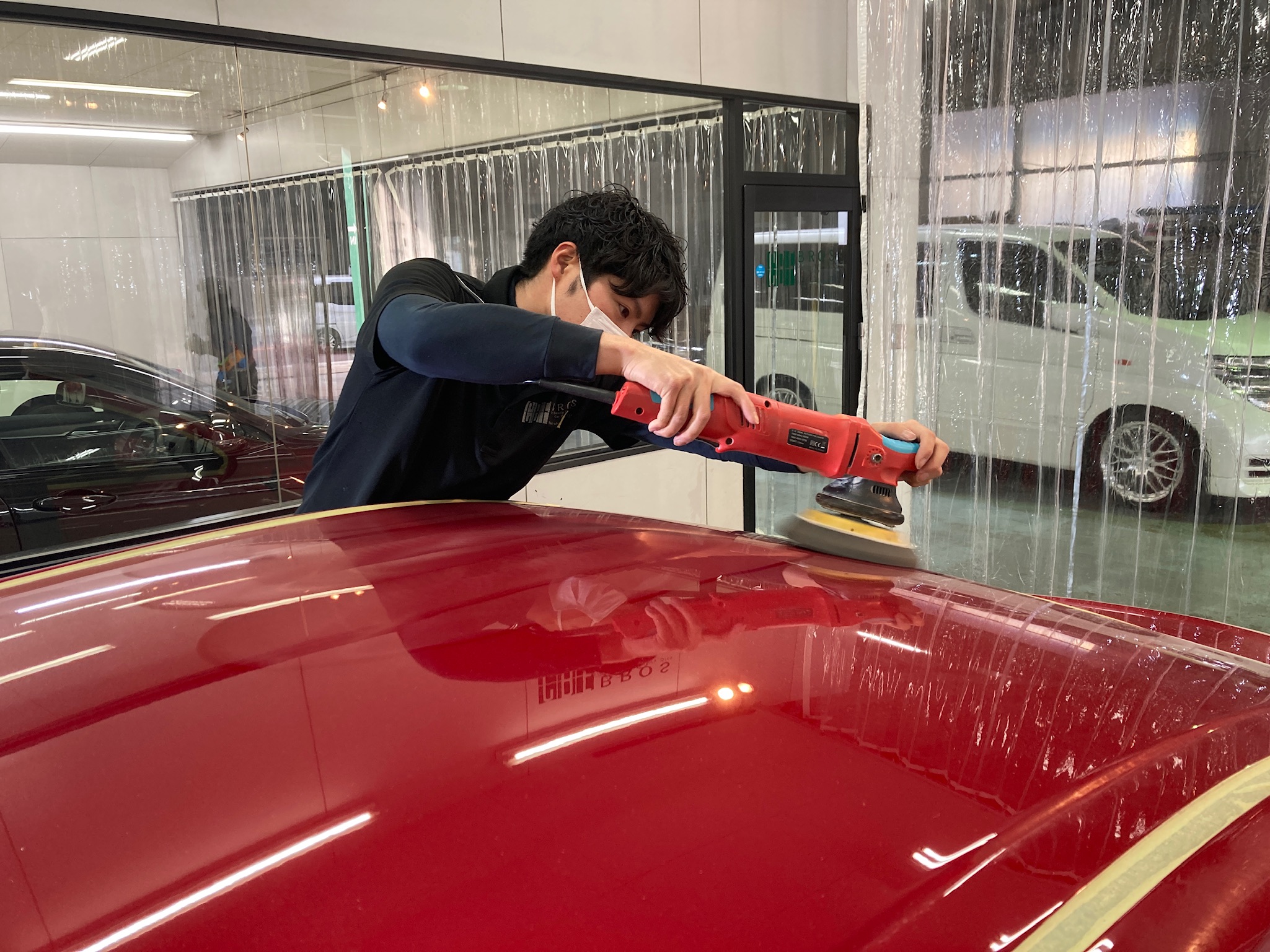 トヨタ・プリウスの下地処理工程：ボディを仕上げ磨きしていく