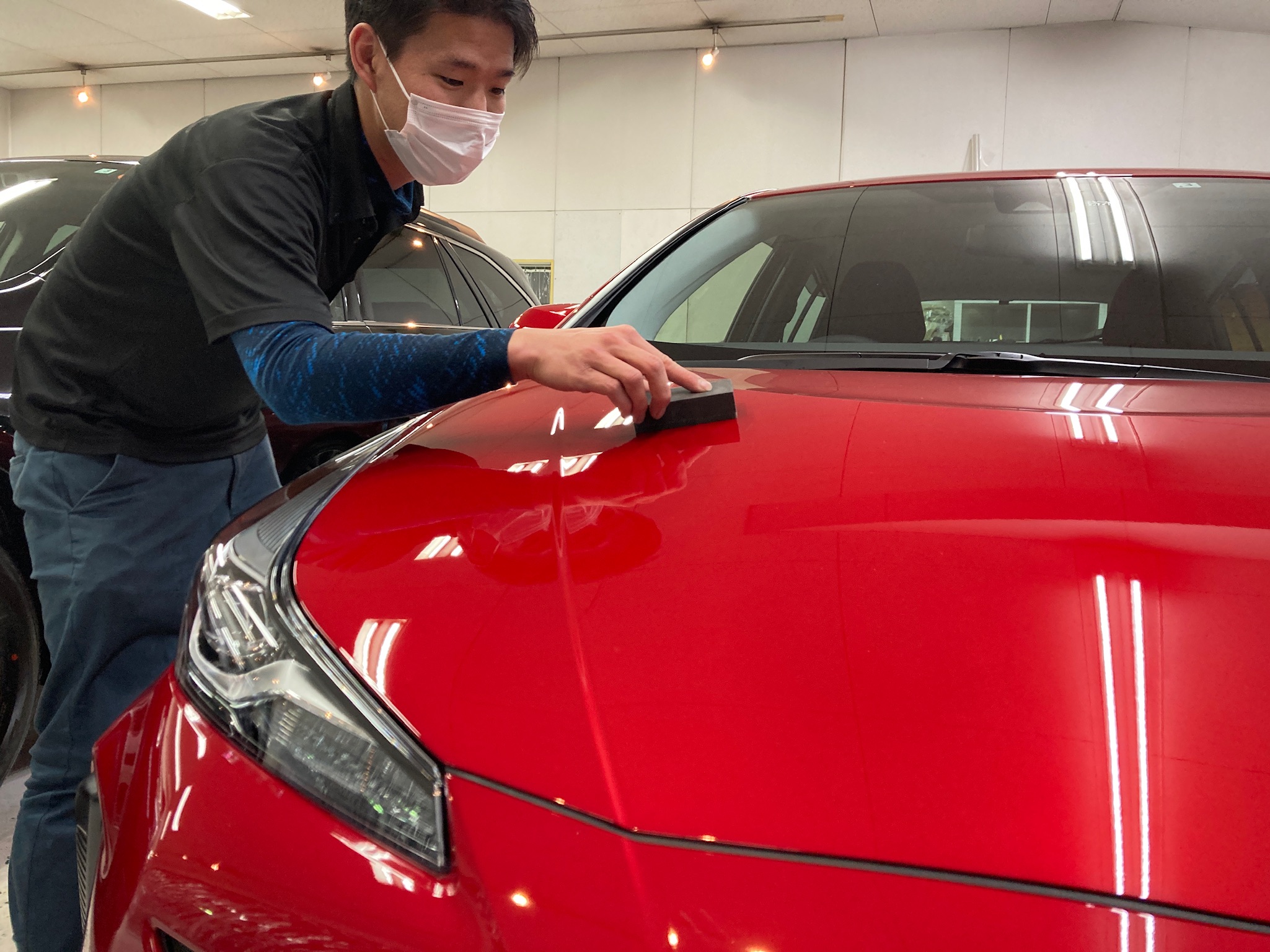 トヨタ・プリウスの仕上げ作業工程：コーティング溶剤の塗布