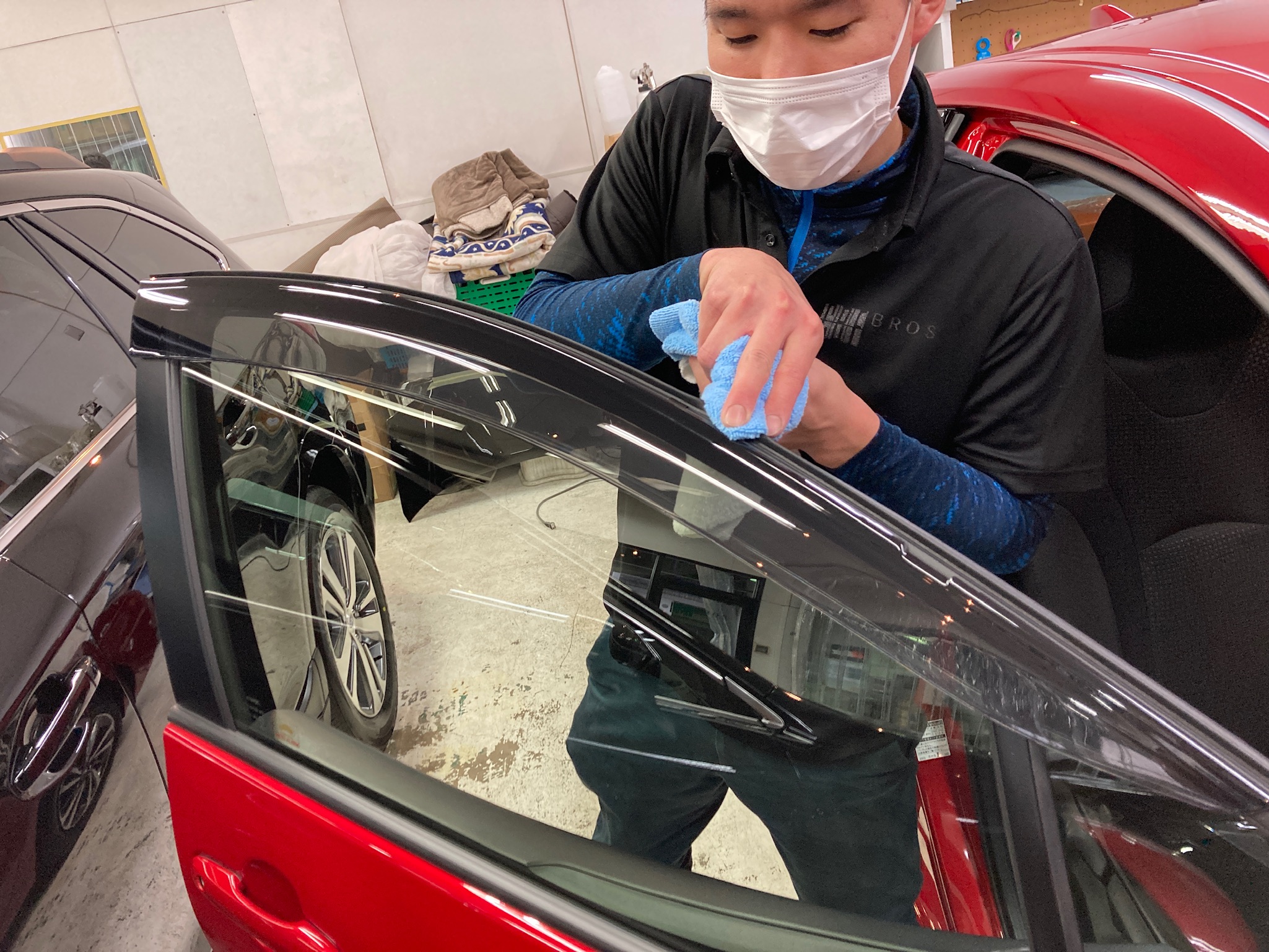 トヨタ・プリウスの仕上げ作業工程：エッジ部分を拭いてキレイにしていく
