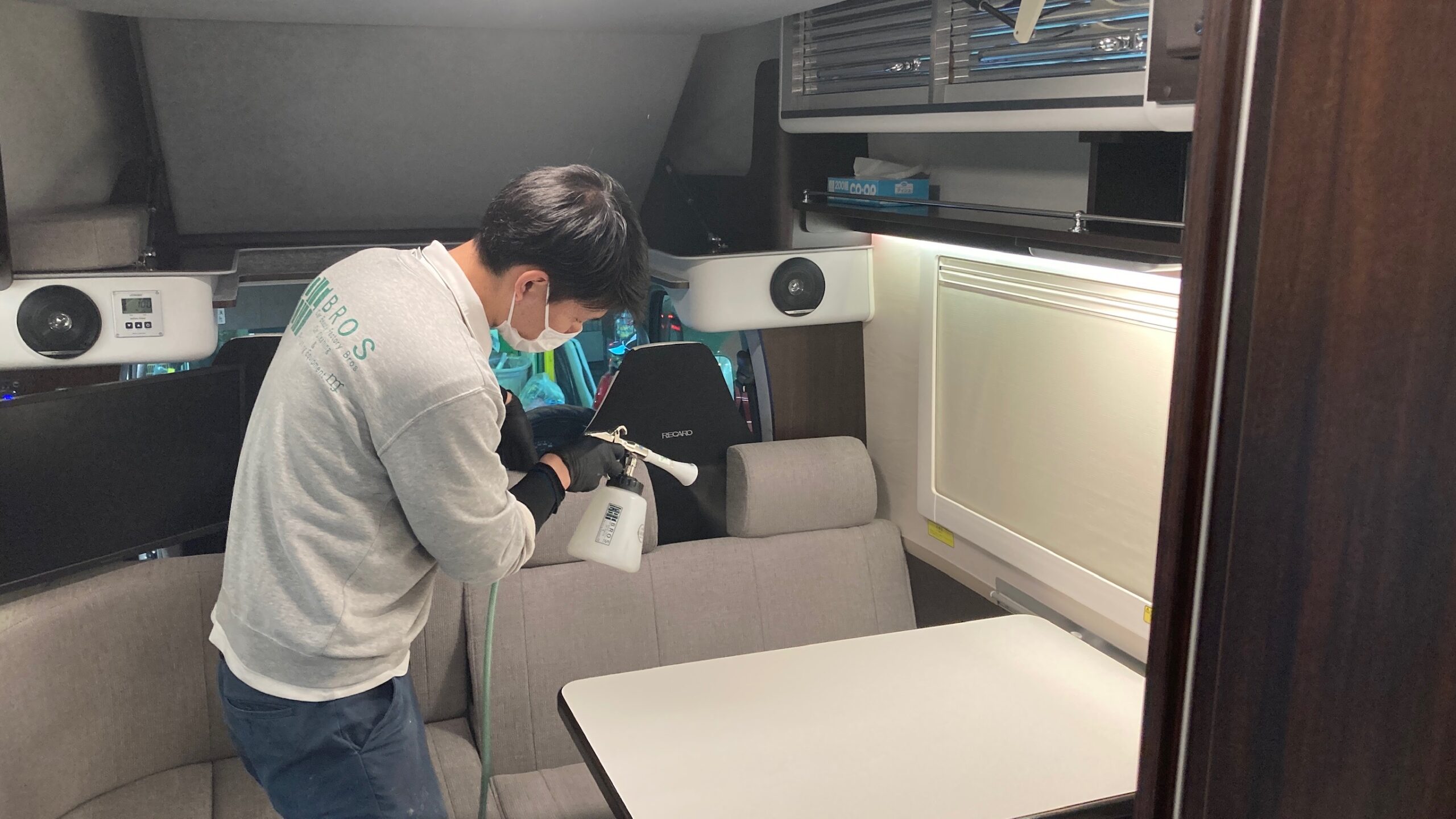 トヨタ・トヨエースの愛車パック作業：室内に光触媒施工している様子