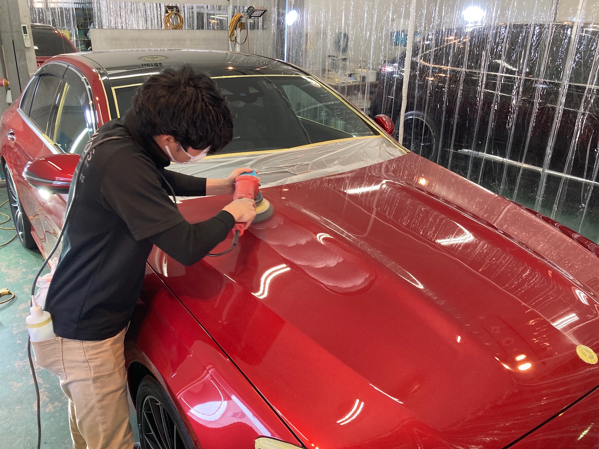 メルセデスベンツ・Eクラスの下地処理工程：ボディを磨いている様子