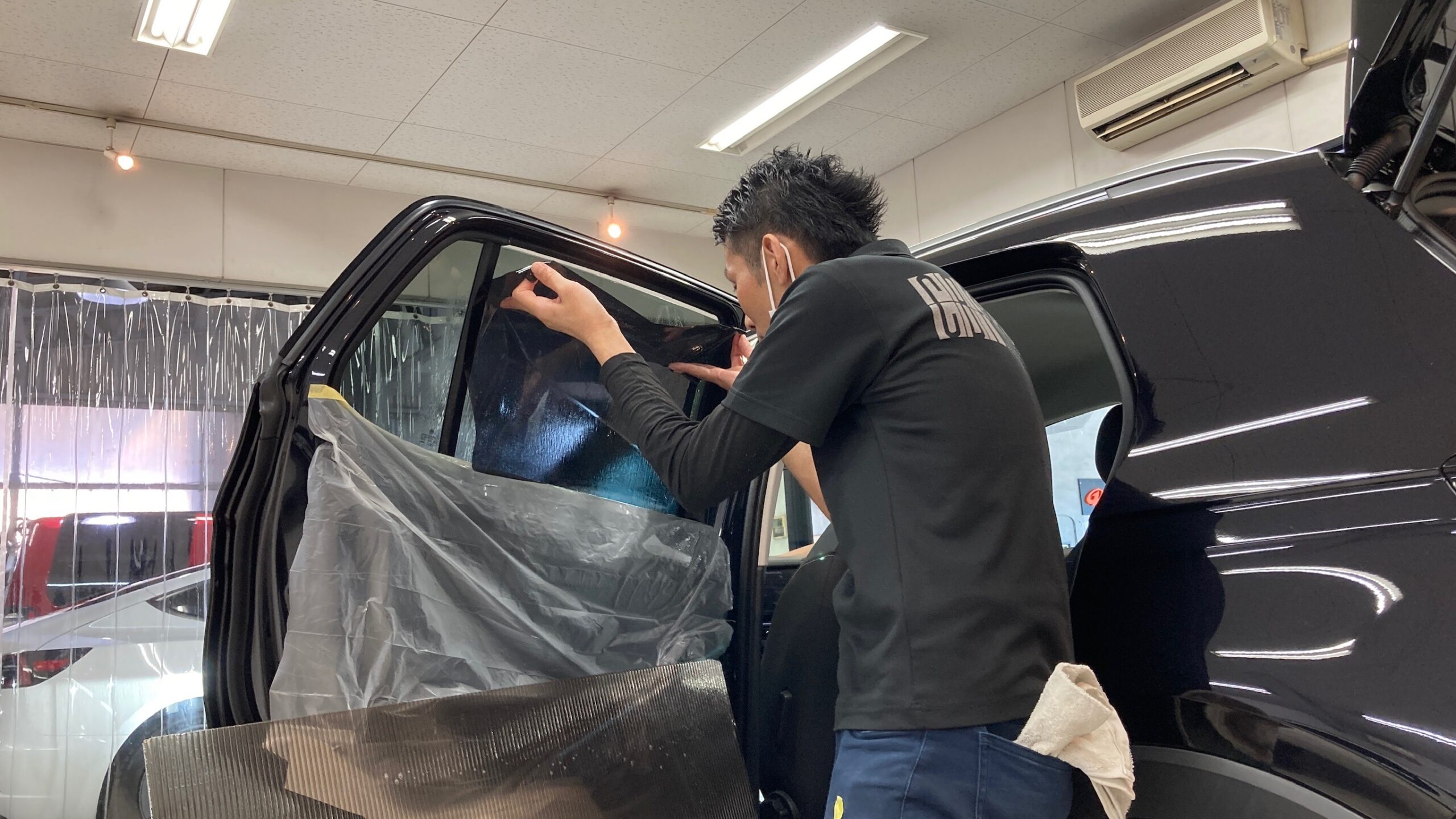 フォルクスワーゲン・T-Cross：カーフィルム施工工程：リアドアガラスにフィルムを貼っている様子