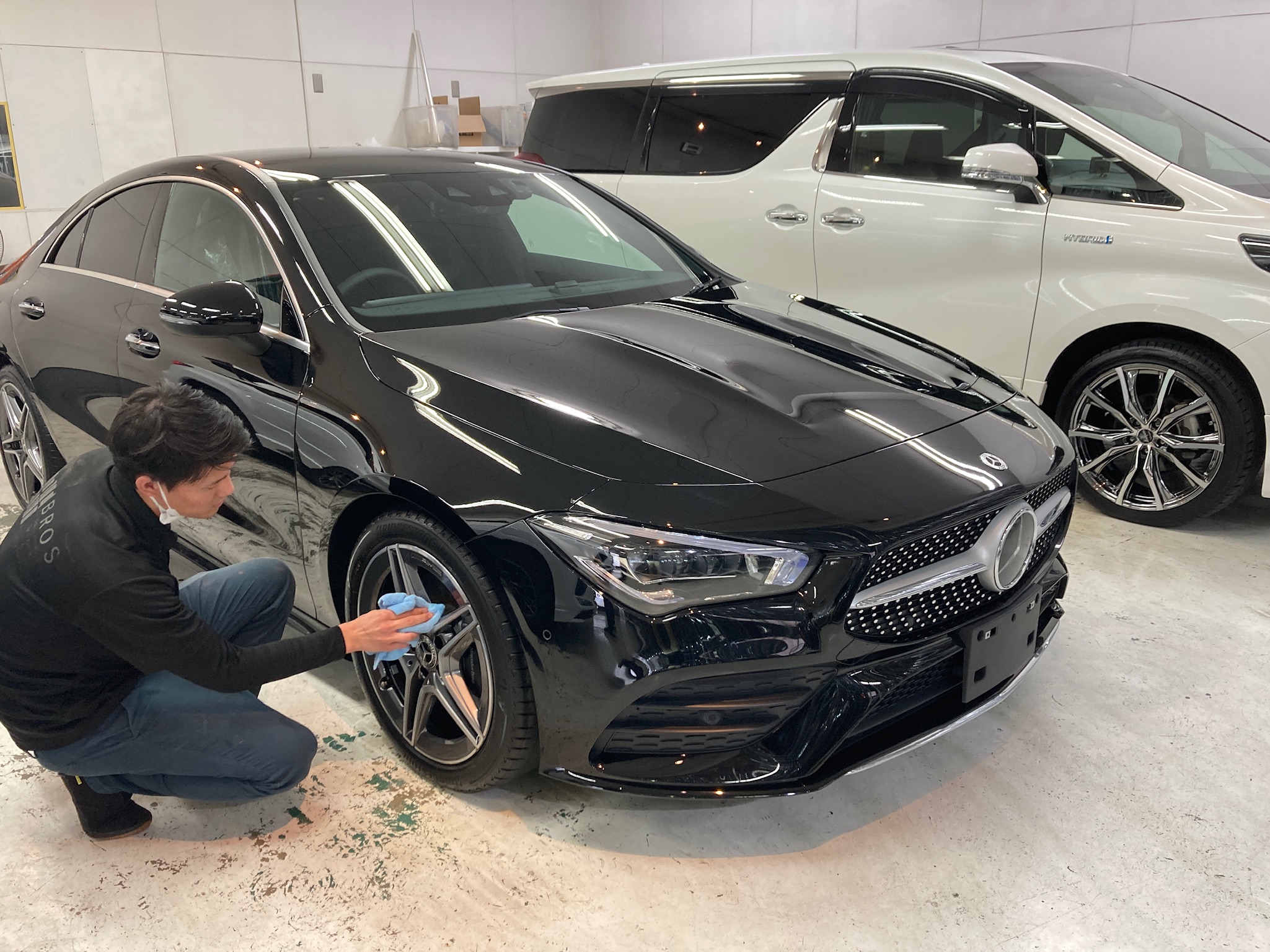 メルセデスベンツ・CLAの仕上げ作業工程：ホイールを拭いてキレイにしている様子
