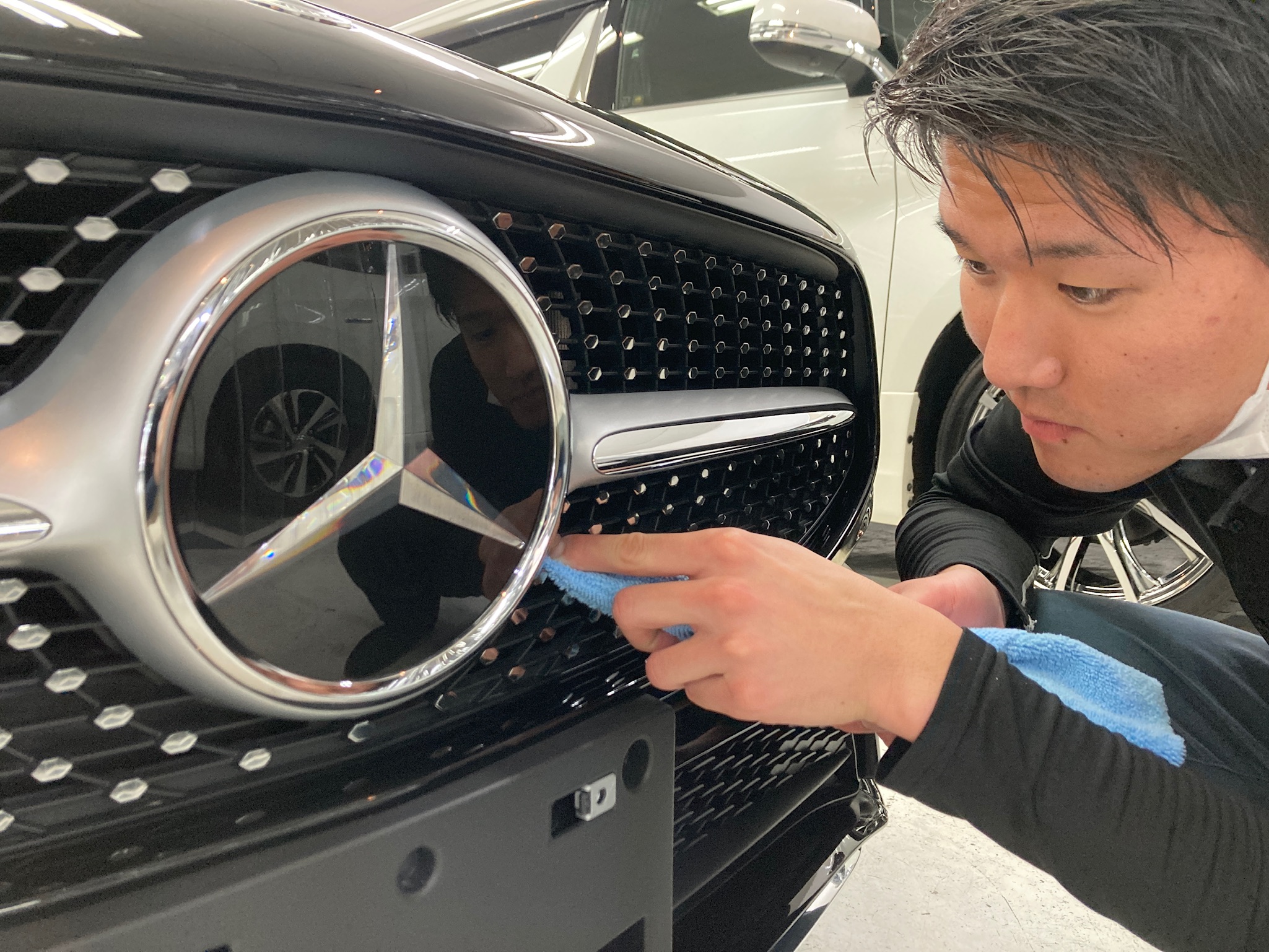 メルセデスベンツ・CLAの仕上げ作業工程：グリル部分を拭いてキレイにしている様子