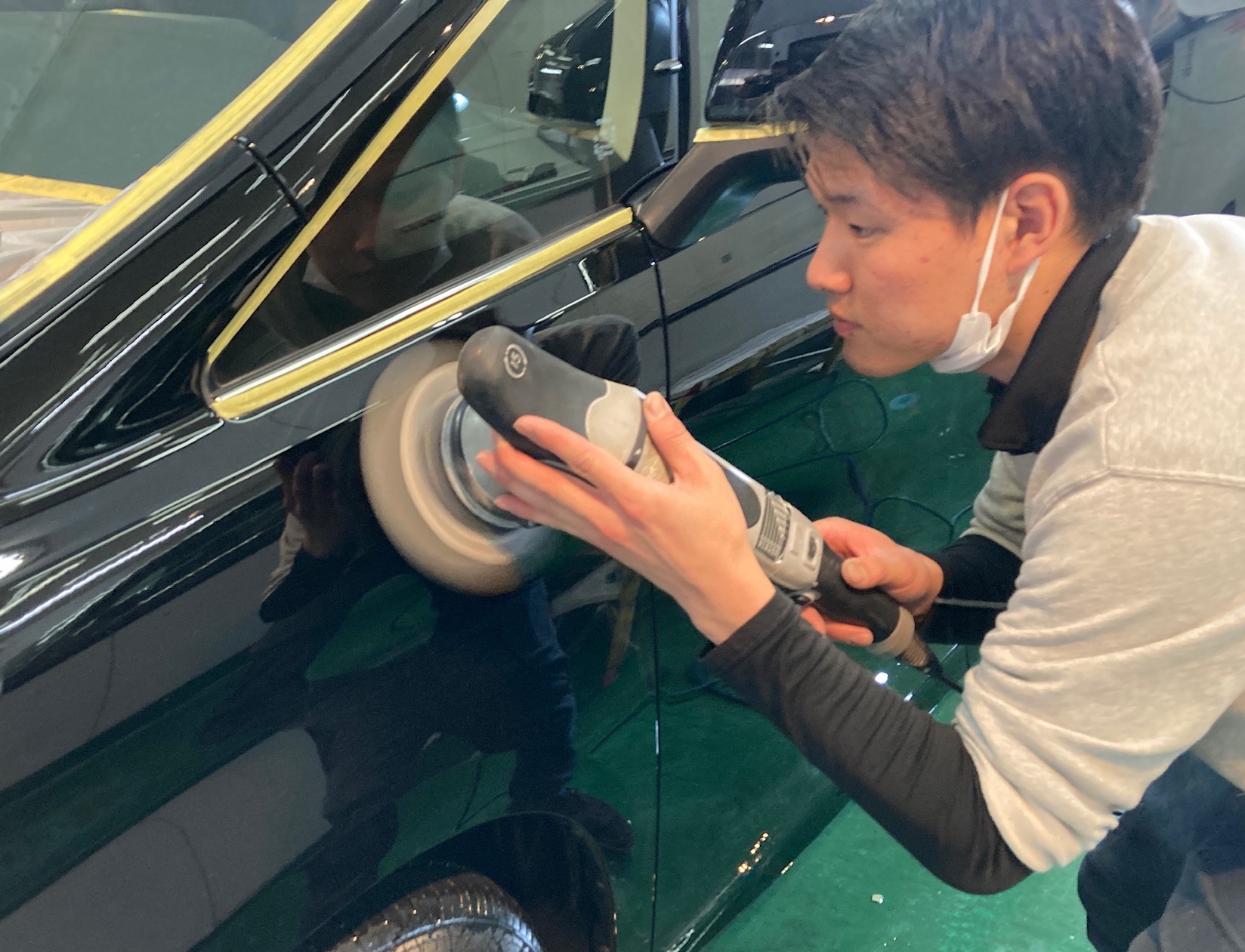 トヨタ・アルファードの下地処理工程：仕上げ磨きをしている様子