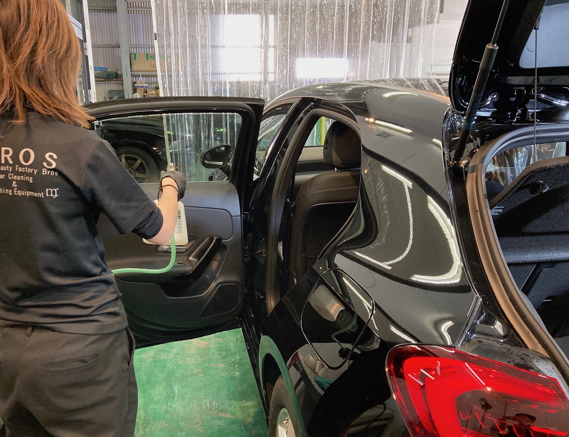 メルセデスベンツ・Aクラスの愛車パック施工内容：光触媒車内抗菌施工をしている様子