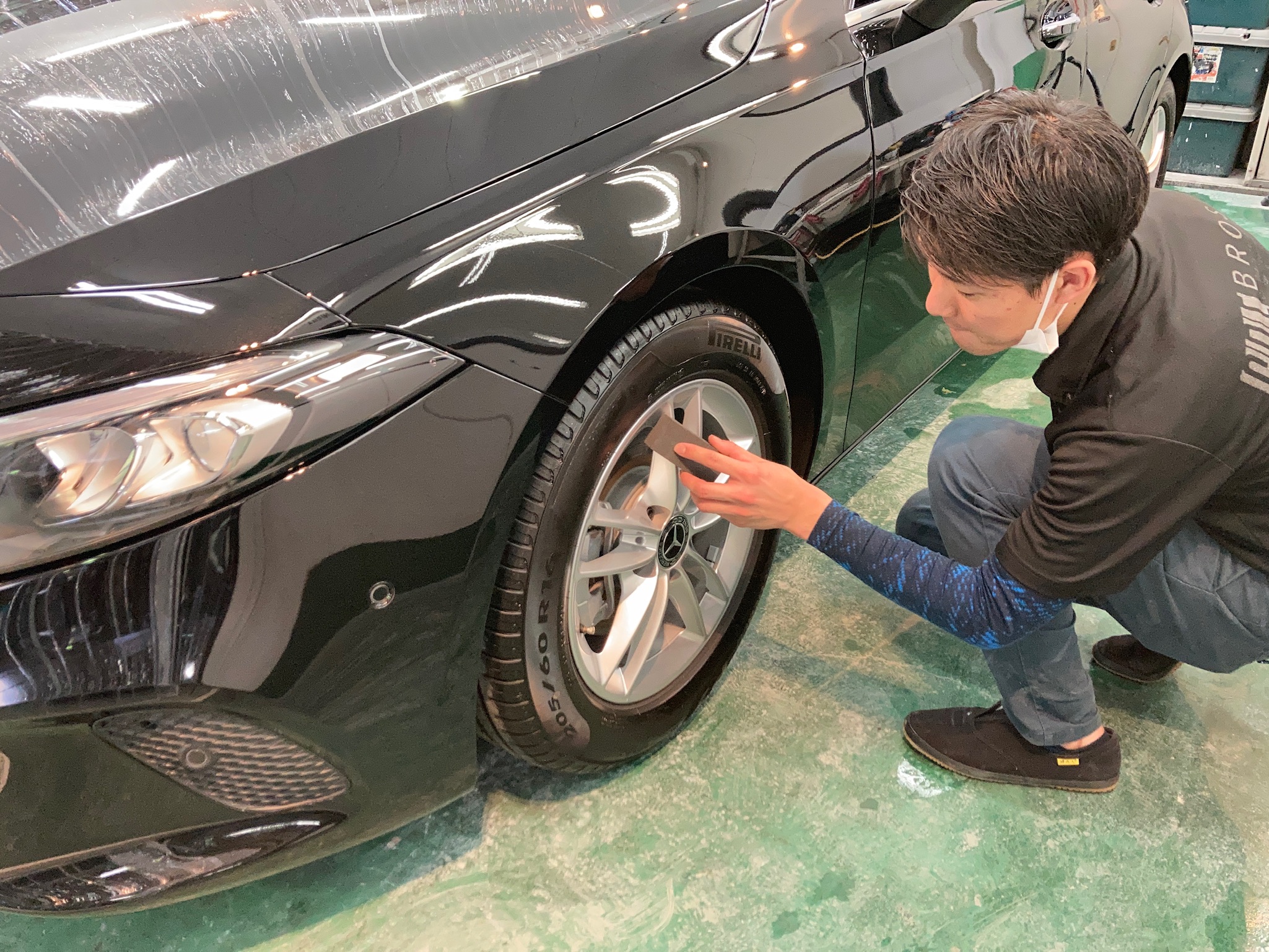 メルセデスベンツ・Aクラスの愛車パック施工内容：ホイールコーティングをしている様子