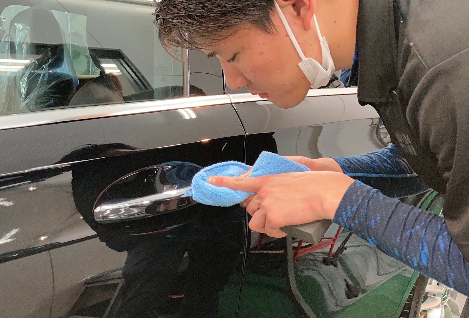 メルセデスベンツ・Aクラスの仕上げ作業：細かい隙間の汚れを拭いてキレイにしている様子