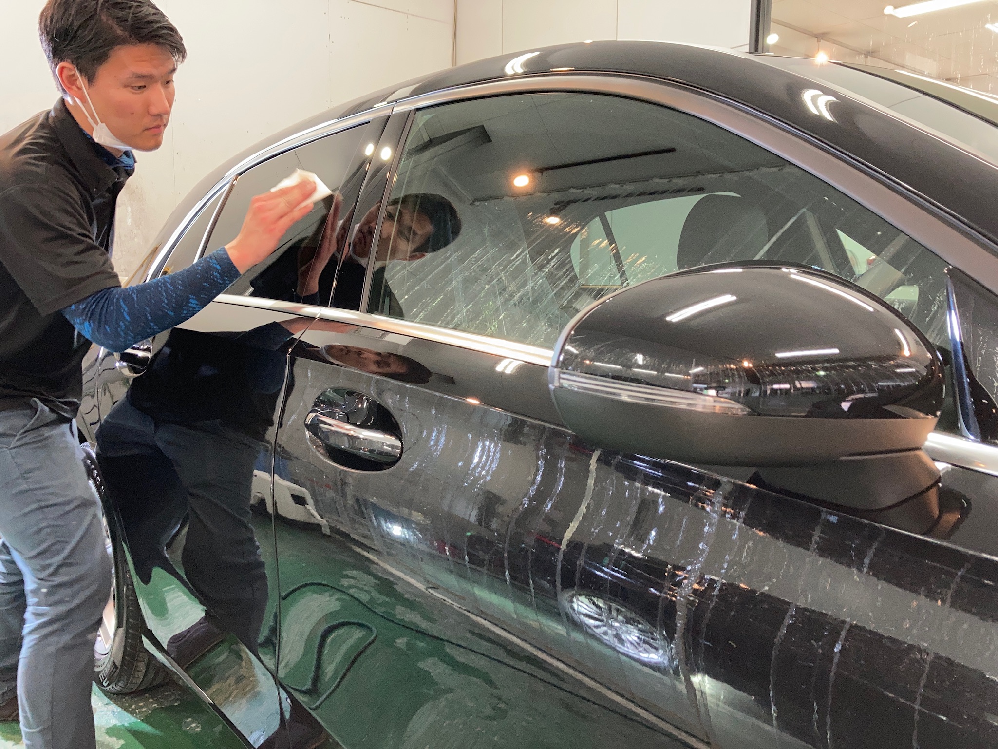メルセデスベンツ・Aクラスの愛車パック施工内容：ガラス撥水施工をしている様子