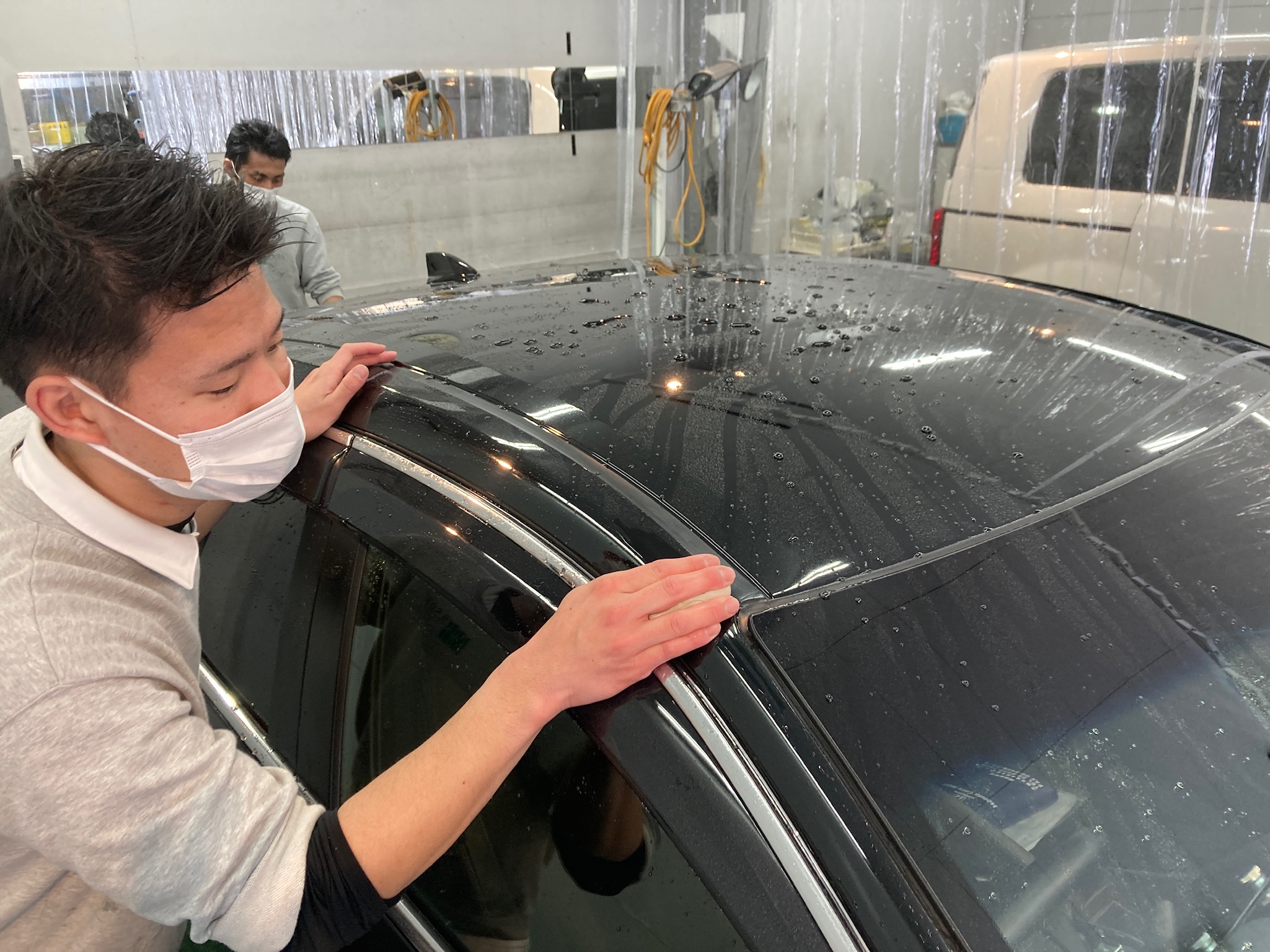 ホンダ・インサイト：ペンキ除去作業：除去剤を使用してペンキを除去している様子
