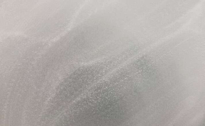 ボルボ・XC70：ヘッドライトリファイン作業工程：ヘッドライトを磨いている様子