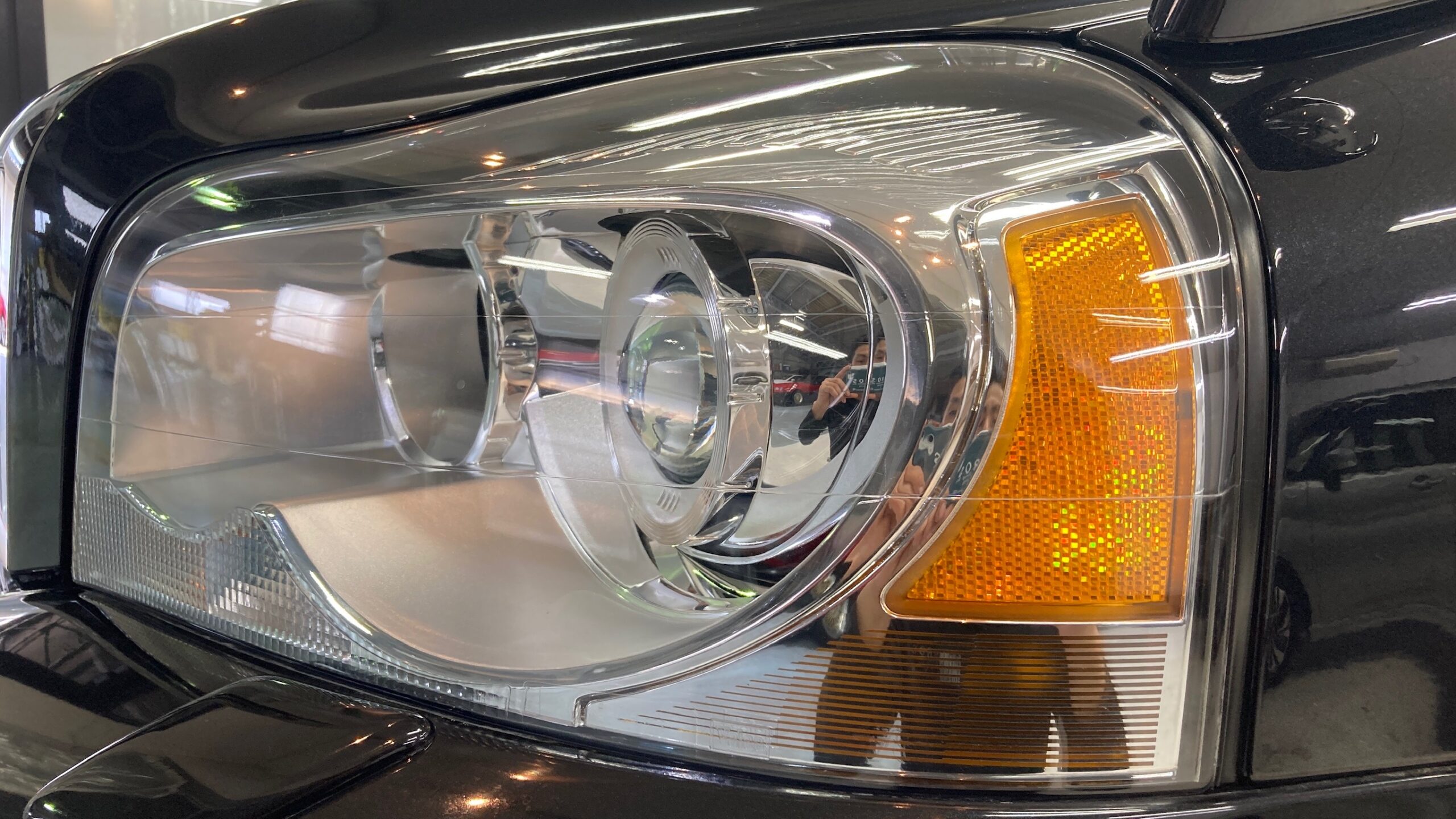 ボルボ・XC70：ヘッドライトリファイン施工後：左側ヘッドライト側面