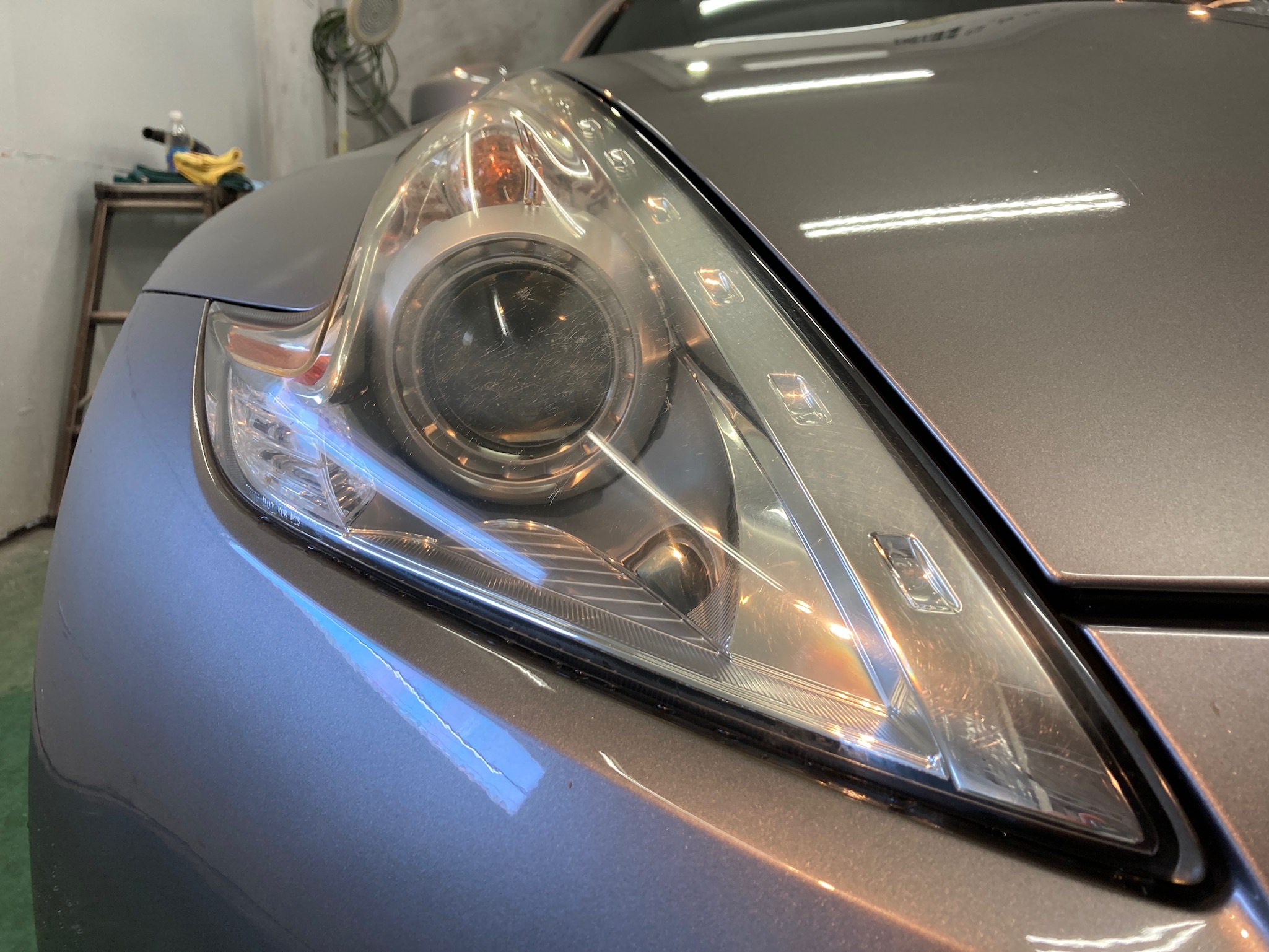 日産・フェアレディZ：ヘッドライトリファイン施工前：右側ヘッドライト正面