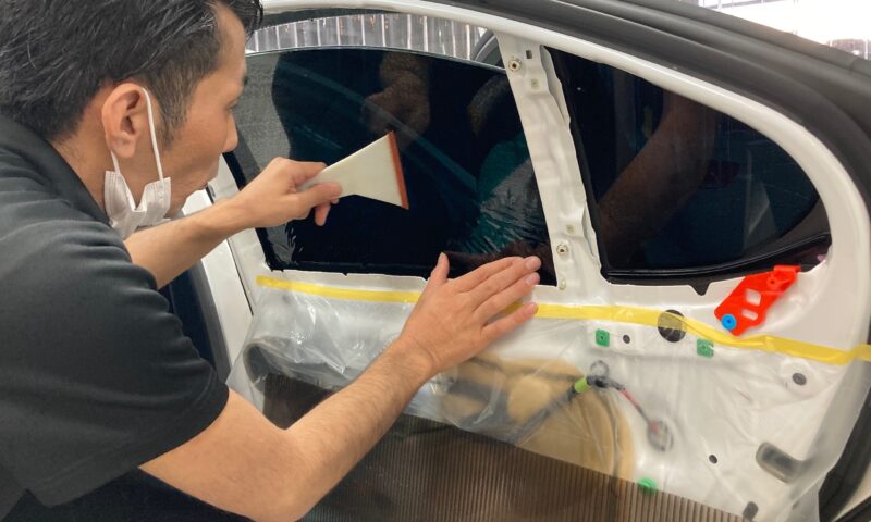 レクサスLS：カーフィルム断熱シルフィード施工中リアドア水抜き
