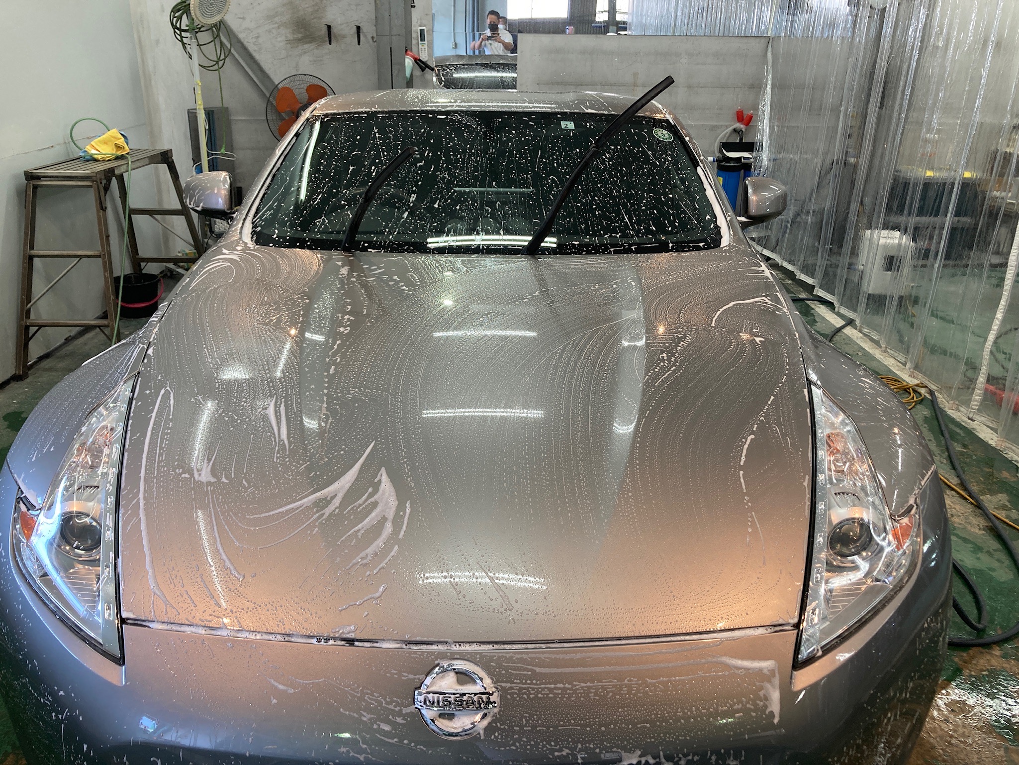日産・フェアレディZ：ヘッドライトリファイン施工工程：最終洗車をして終わりのイメージ