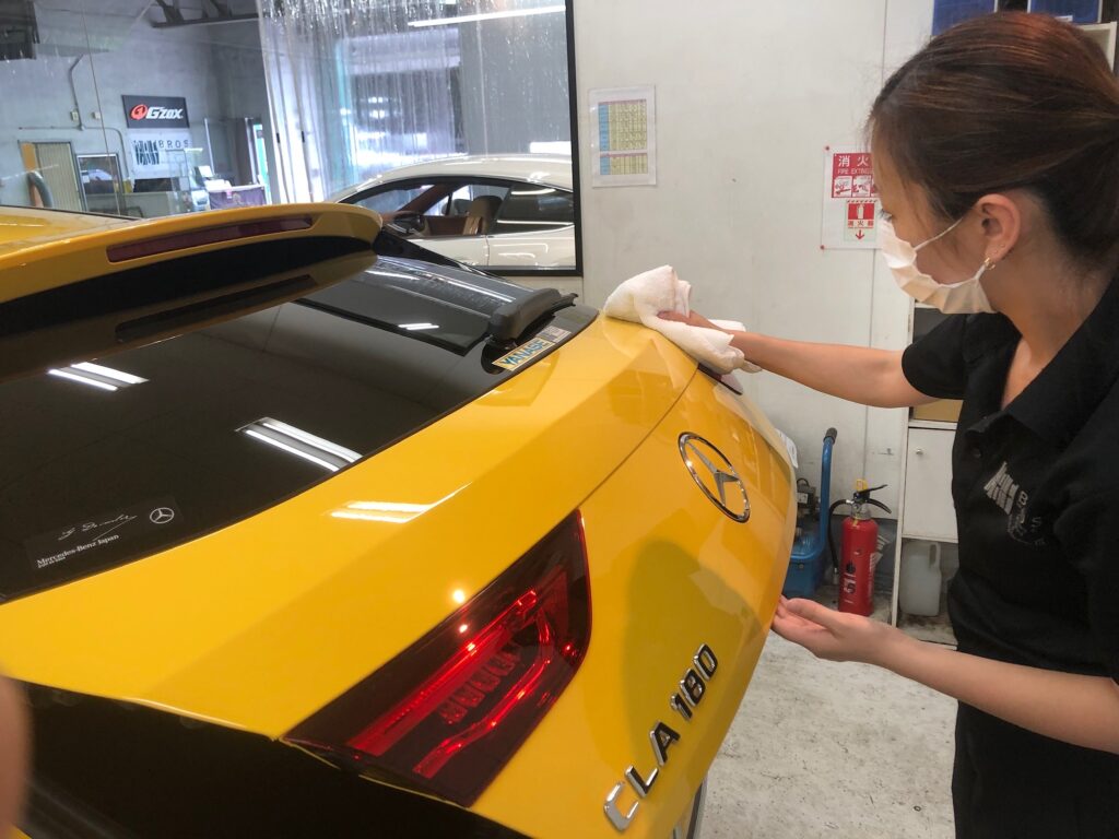 メルセデスベンツ・CLAシューティングブレーク：ガラスコーティングclass M施工前写真：リアゲート拭き上げ