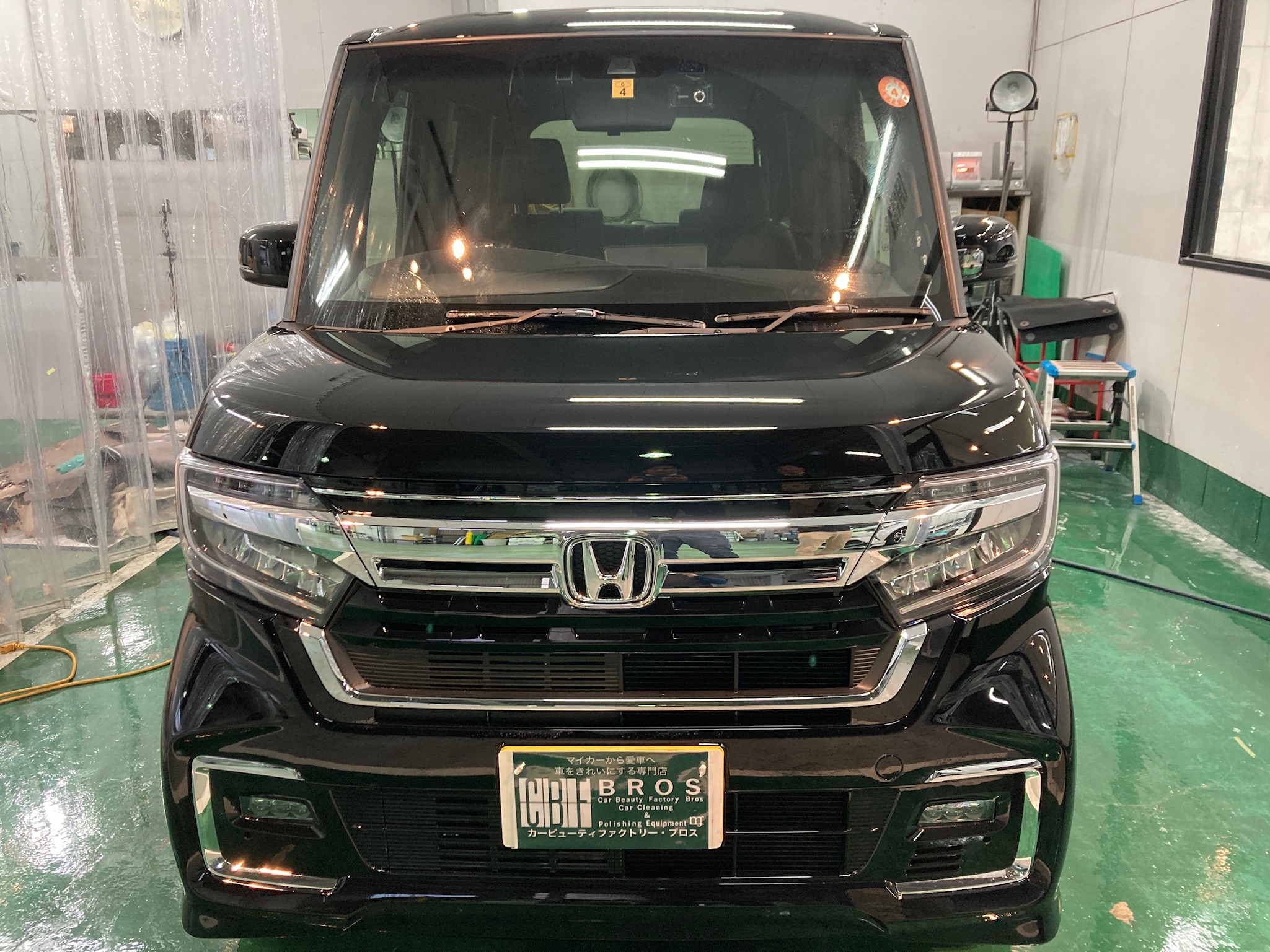 ホンダ・N-BOXの車の状態をチェックしている様子
