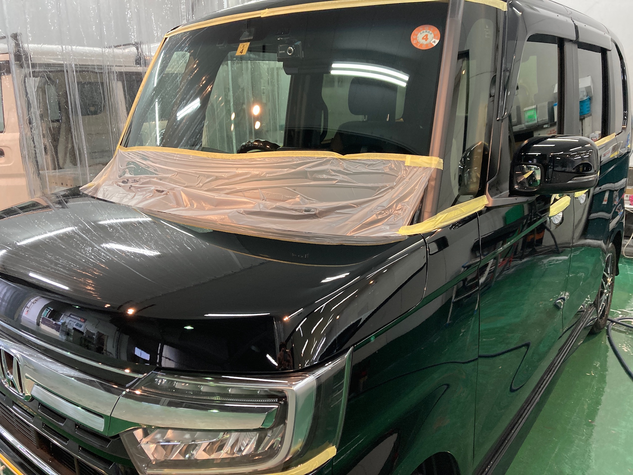 ホンダ・N-BOXの車の下地処理作業：マスキングテープを貼っている様子