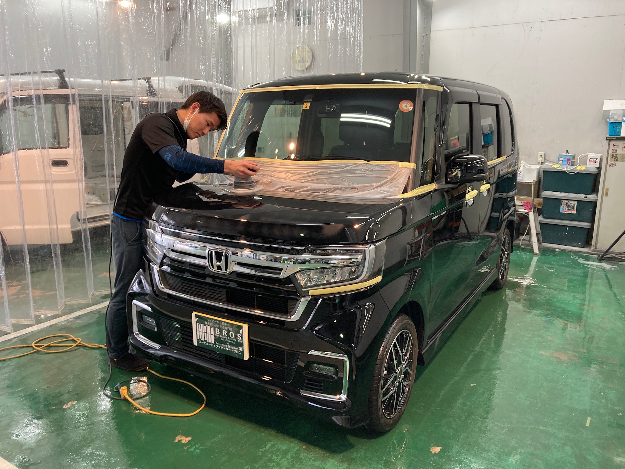 ホンダ・N-BOXの車の下地処理作業：ボディを磨いている様子