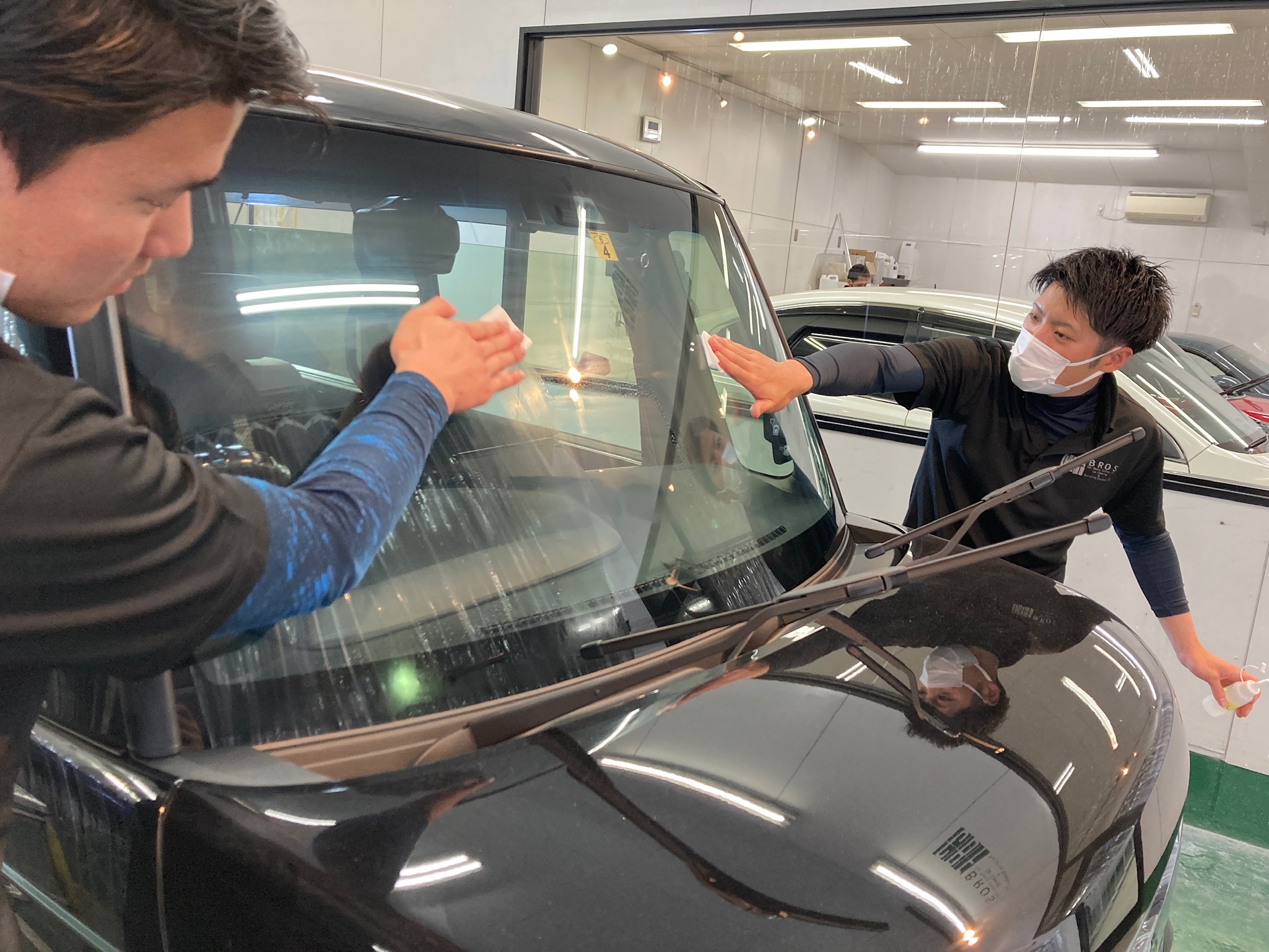ホンダ・N-BOXの車の愛車パック作業：ナノ撥水施工の様子