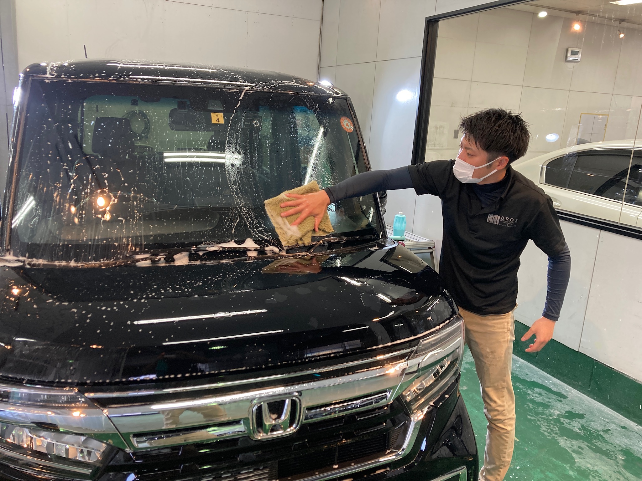 ホンダ・N-BOXの車の下地処理作業：ボディ洗浄の様子
