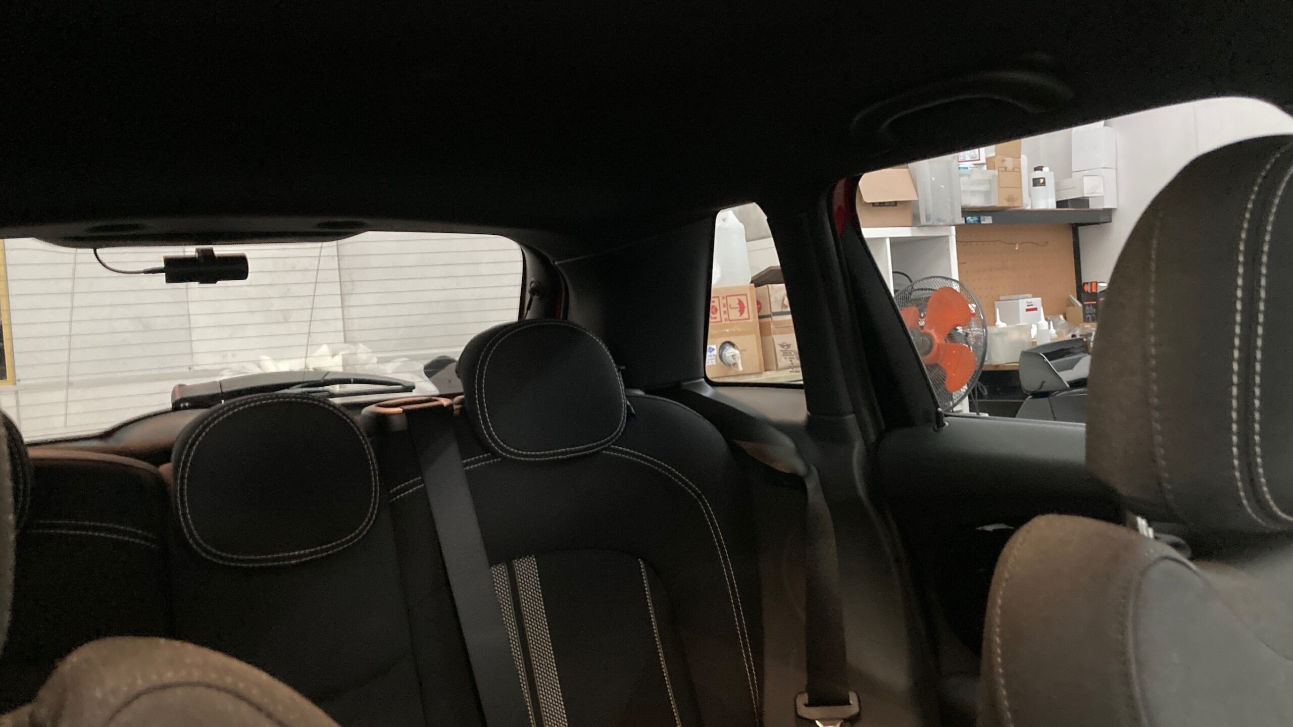 MINI・ミニクーパー３ドア：カーフィルム施工後：車内の暗さ