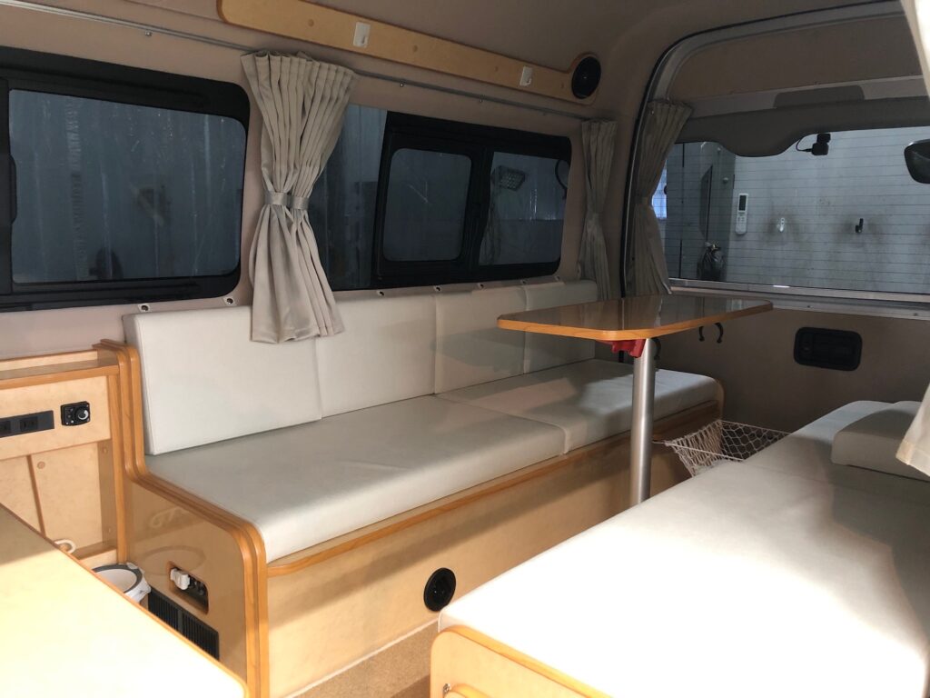トヨタ・ハイエース：シルフィード施工後　車内