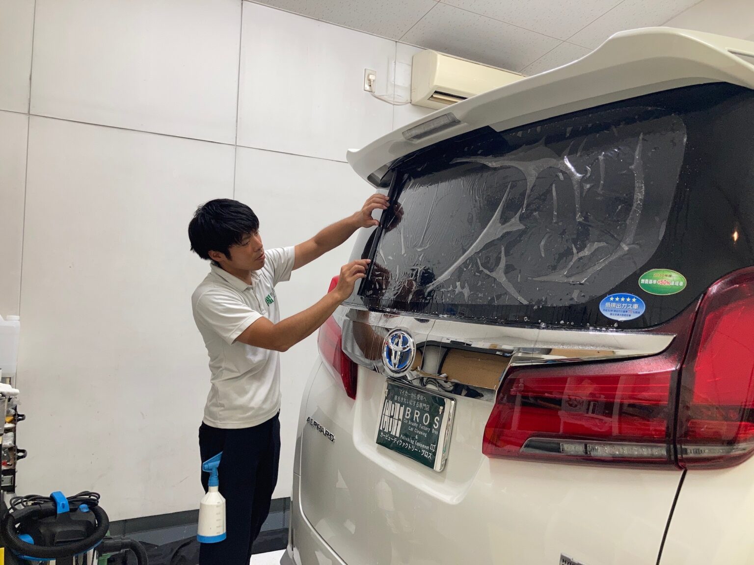 【必見】カーフィルム の貼り方や注意点をプロがわかりやすく解説！ カービューティファクトリー・ブロス