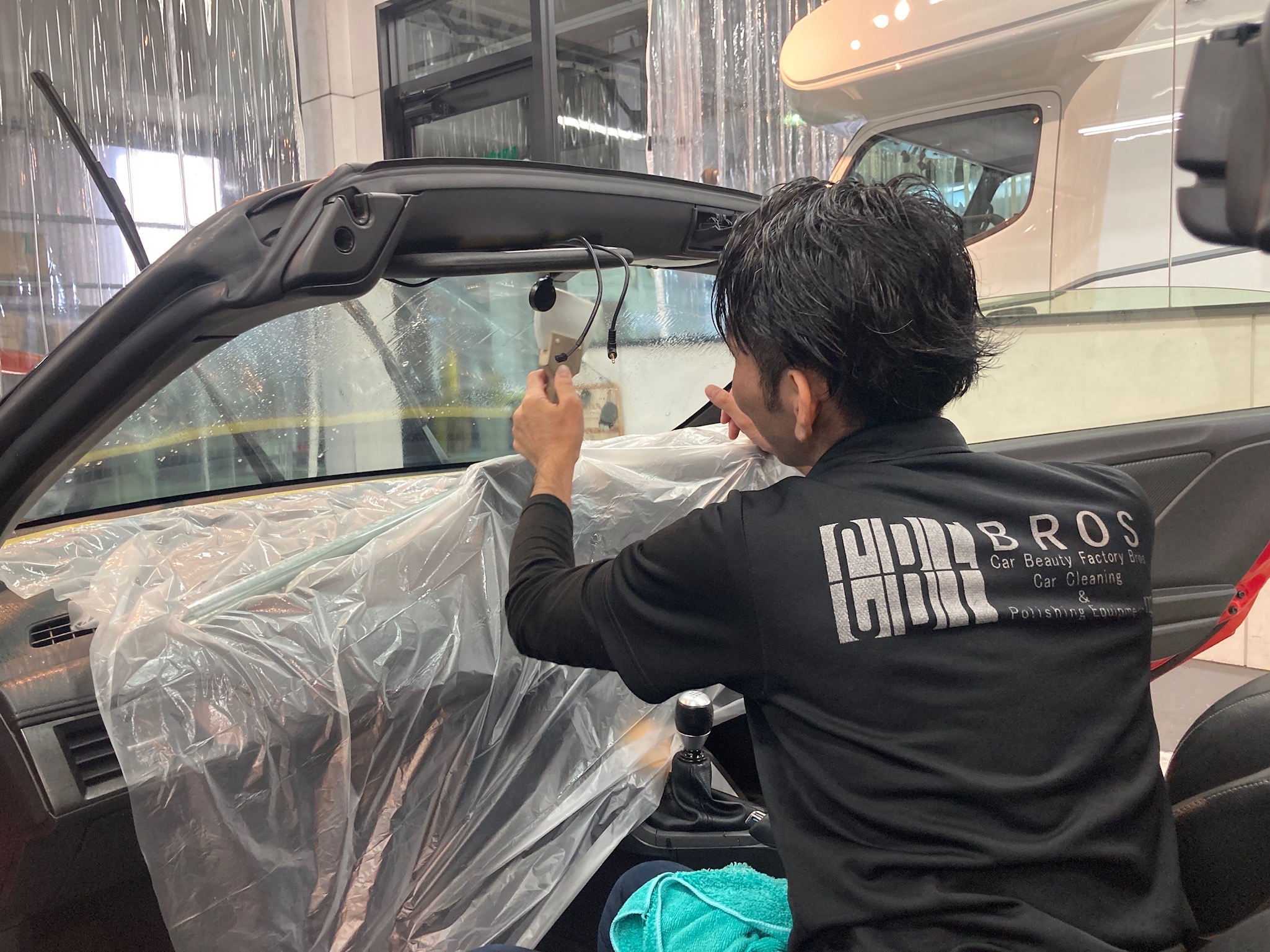 ホンダ・S660：カーフィルム施工工程：フロントガラス貼り付け３
