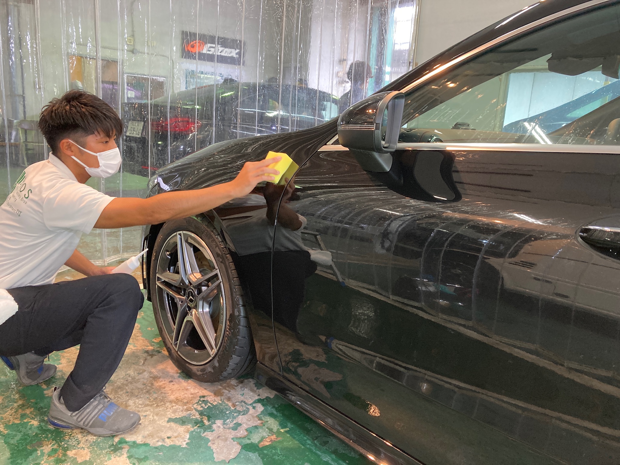 メルセデスベンツ・CLA：ガラスコーティングclass M施工前写真：コーティング塗り込み