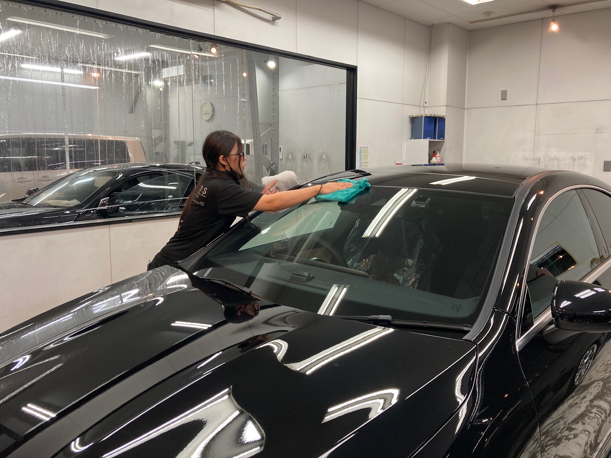 メルセデスベンツ・CLA：ガラスコーティングclass M施工前写真：外窓拭き上げ
