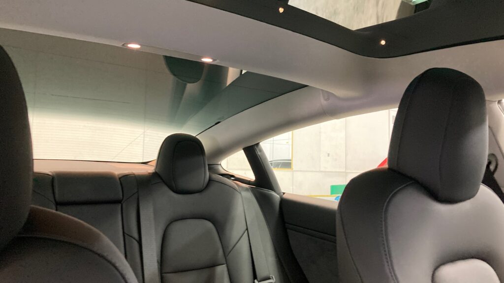 テスラ・モデル３：カーフィルム施工前写真：車内