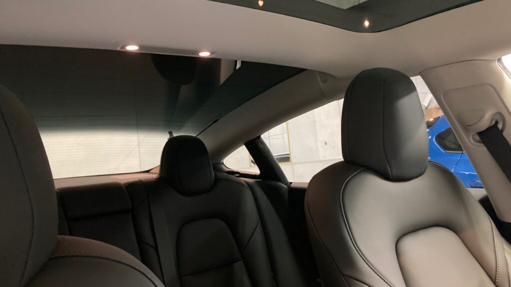 テスラ・モデル３：カーフィルム施工後写真：車内