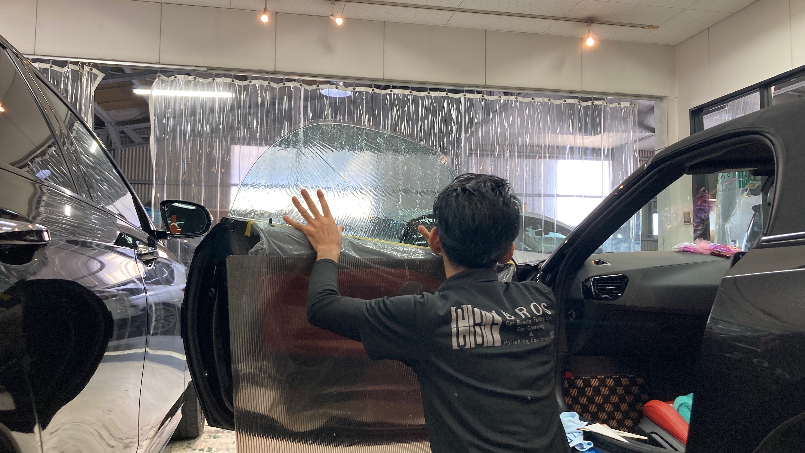 BMW・Z4：ウィンドウフィルム IKCシルフィード施工写真：位置調整