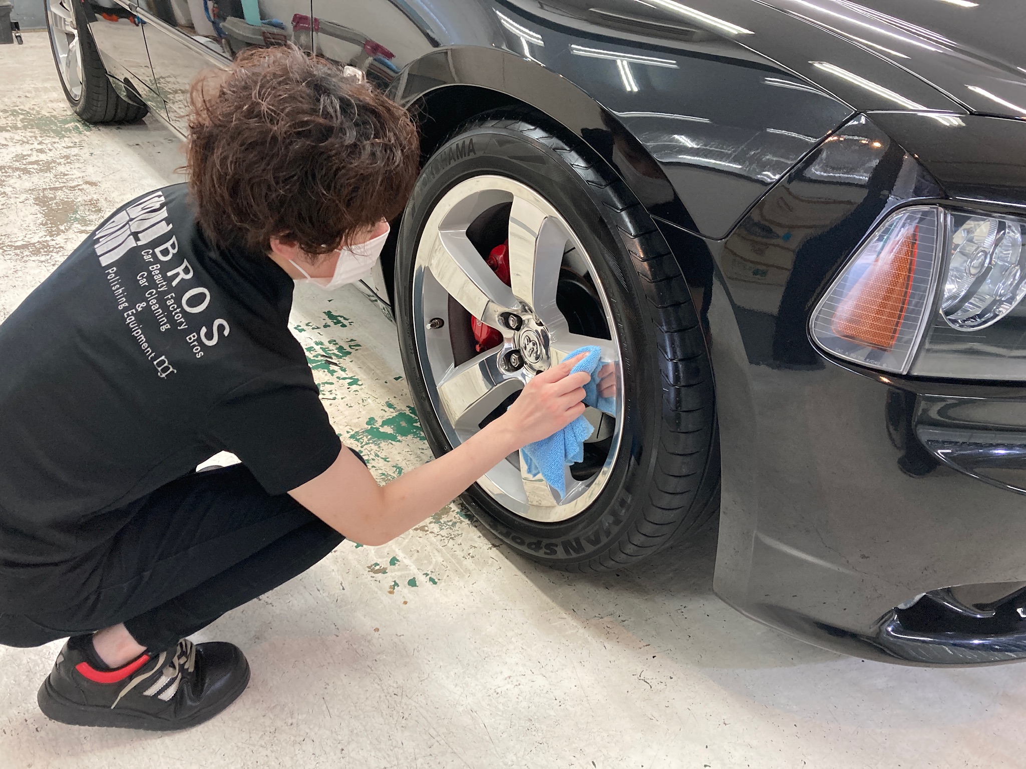 ダッジ・チャージャーリアルガラスコート クラスM施行中：ホイール清掃