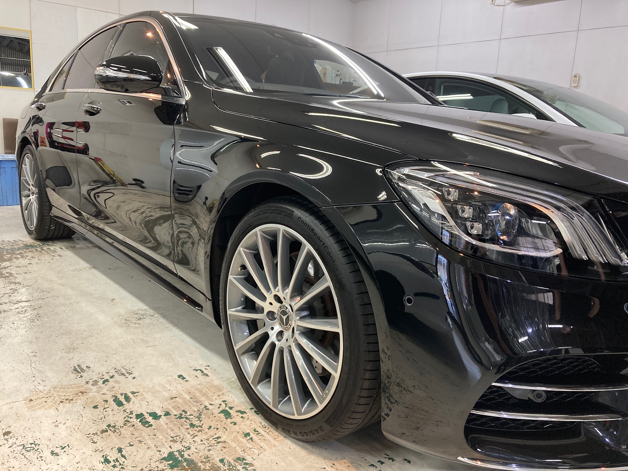 メルセデスベンツ・Sクラス：ガラスコーティングclass M施工後写真：右フロントフェンダー