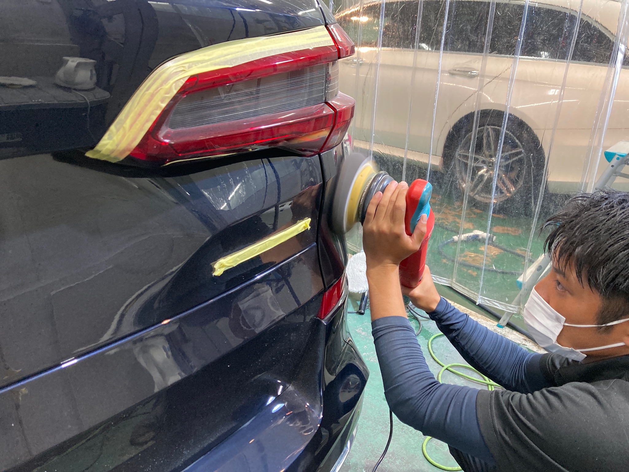 BMW・X5：リアルガラスコート クラスH施工写真：仕上げ磨き