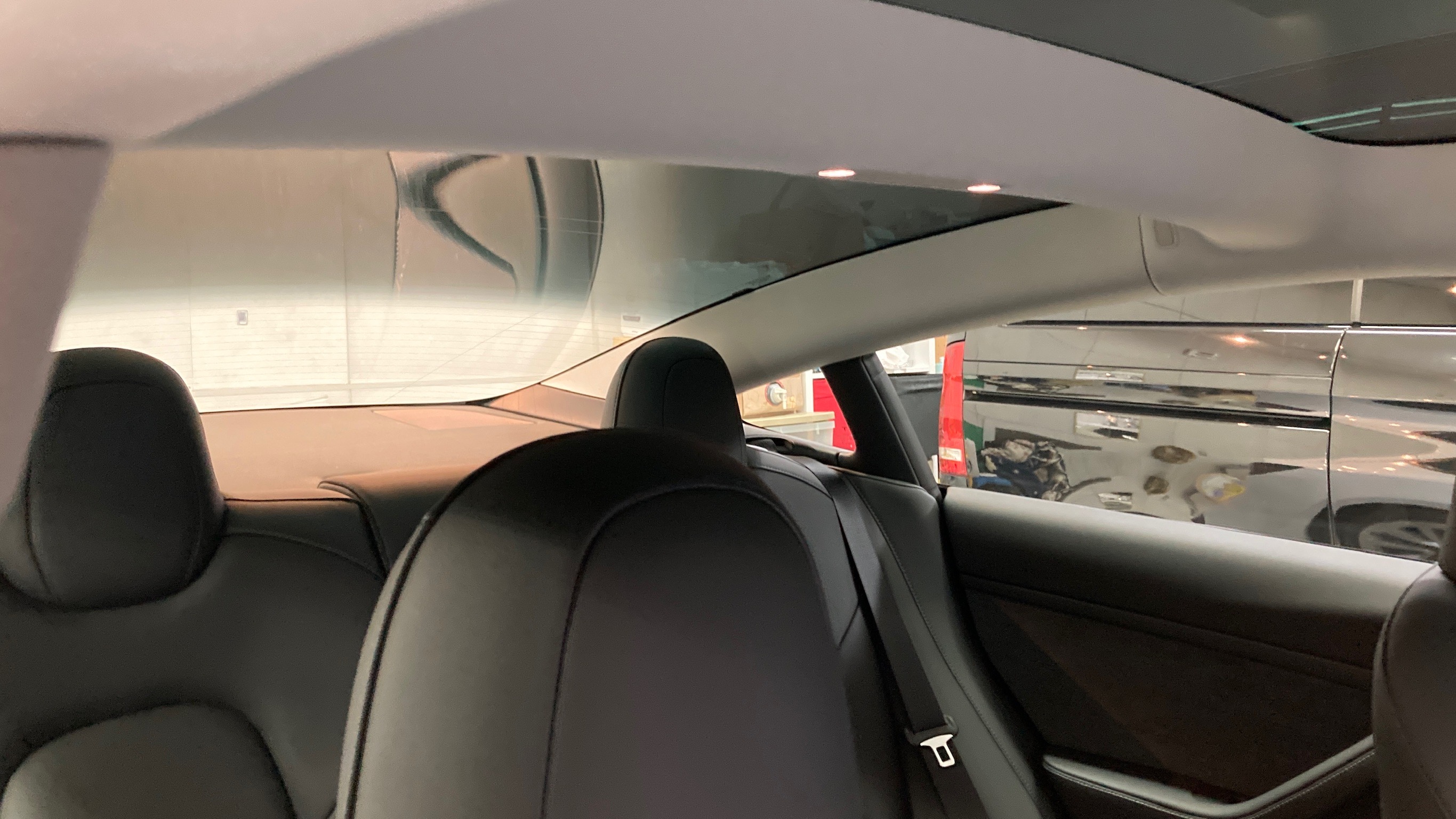 テスラ・モデル３：カーフィルム施工前写真：車内