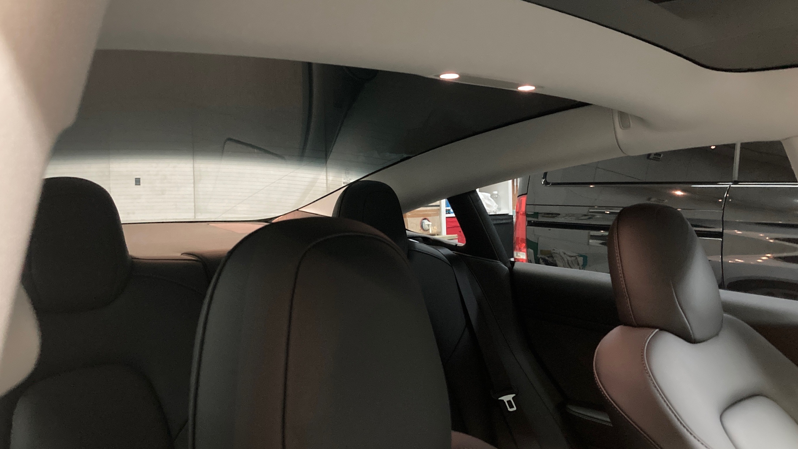 テスラ・モデル３：カーフィルム施工後写真：車内