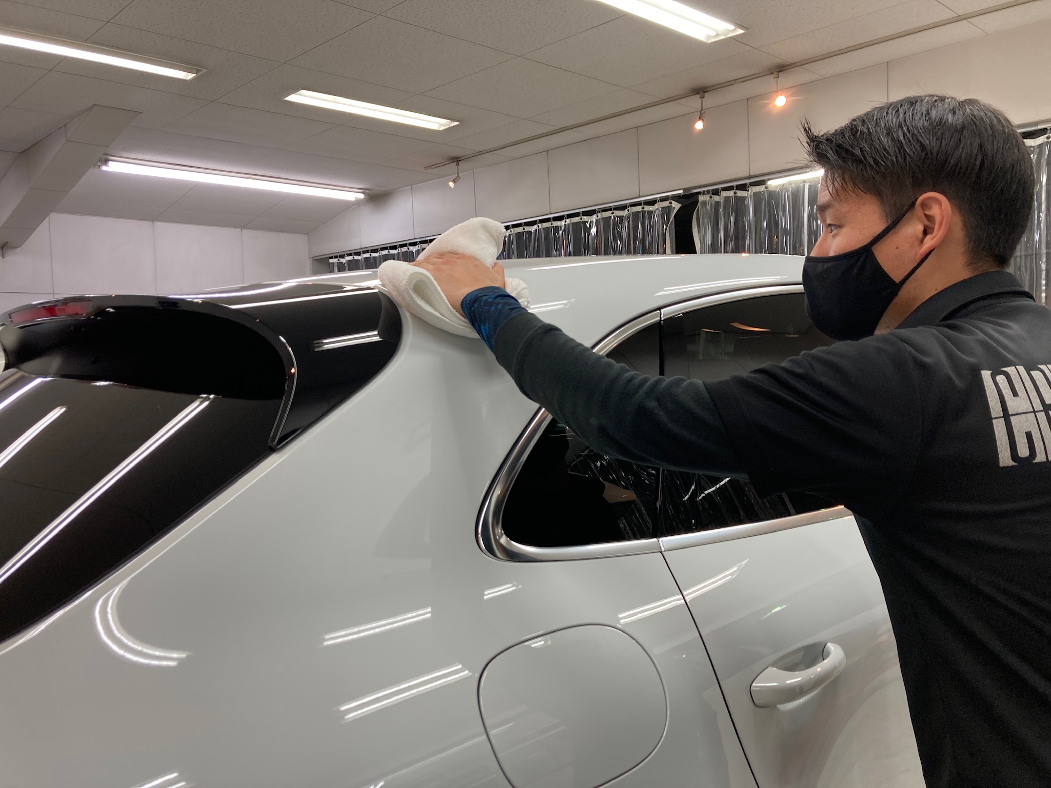 ポルシェ・カイエン：リアルガラスコート クラスM施工写真：拭きあげ