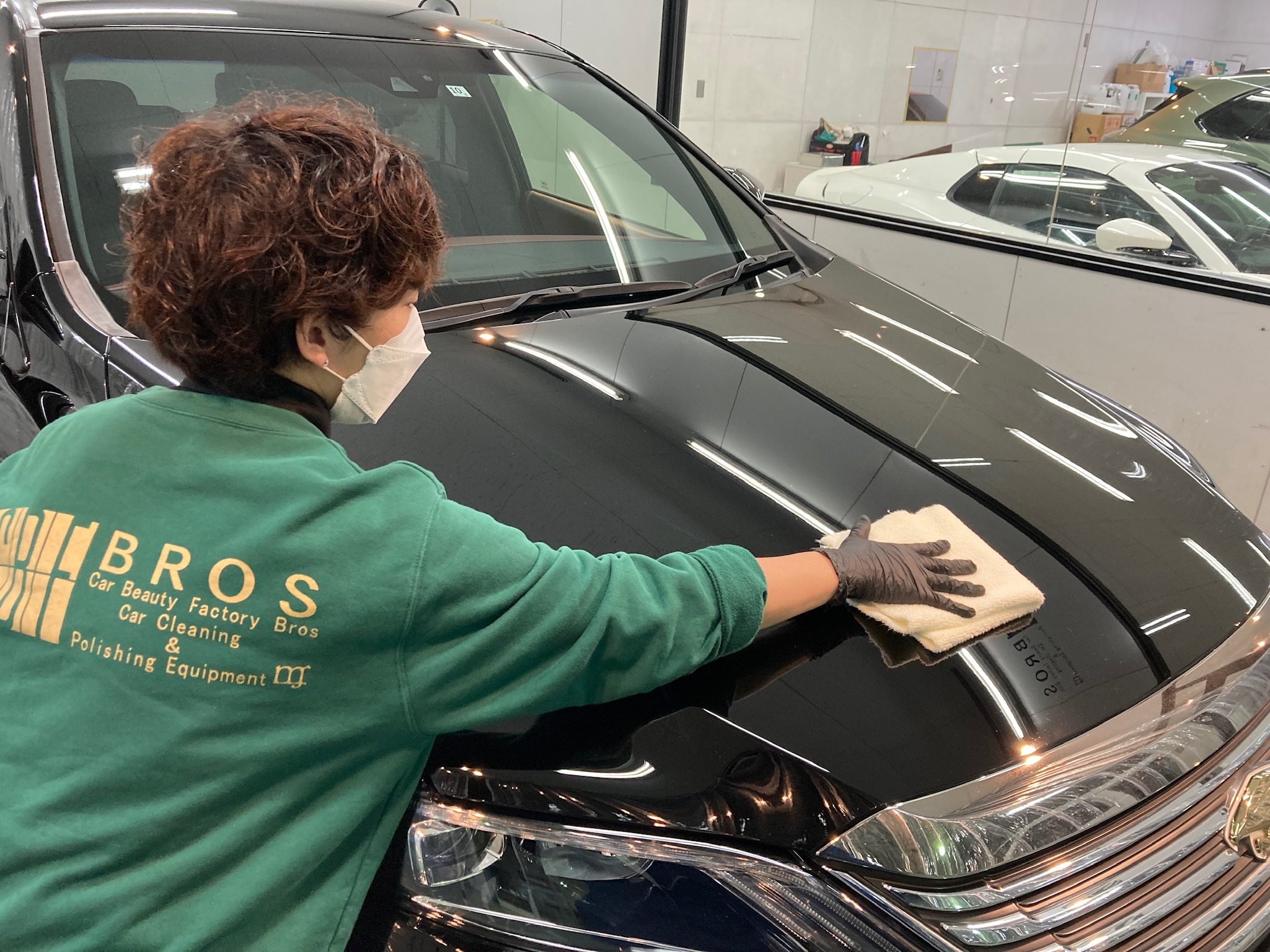 トヨタ・ハリアーボンネット拭きあげ