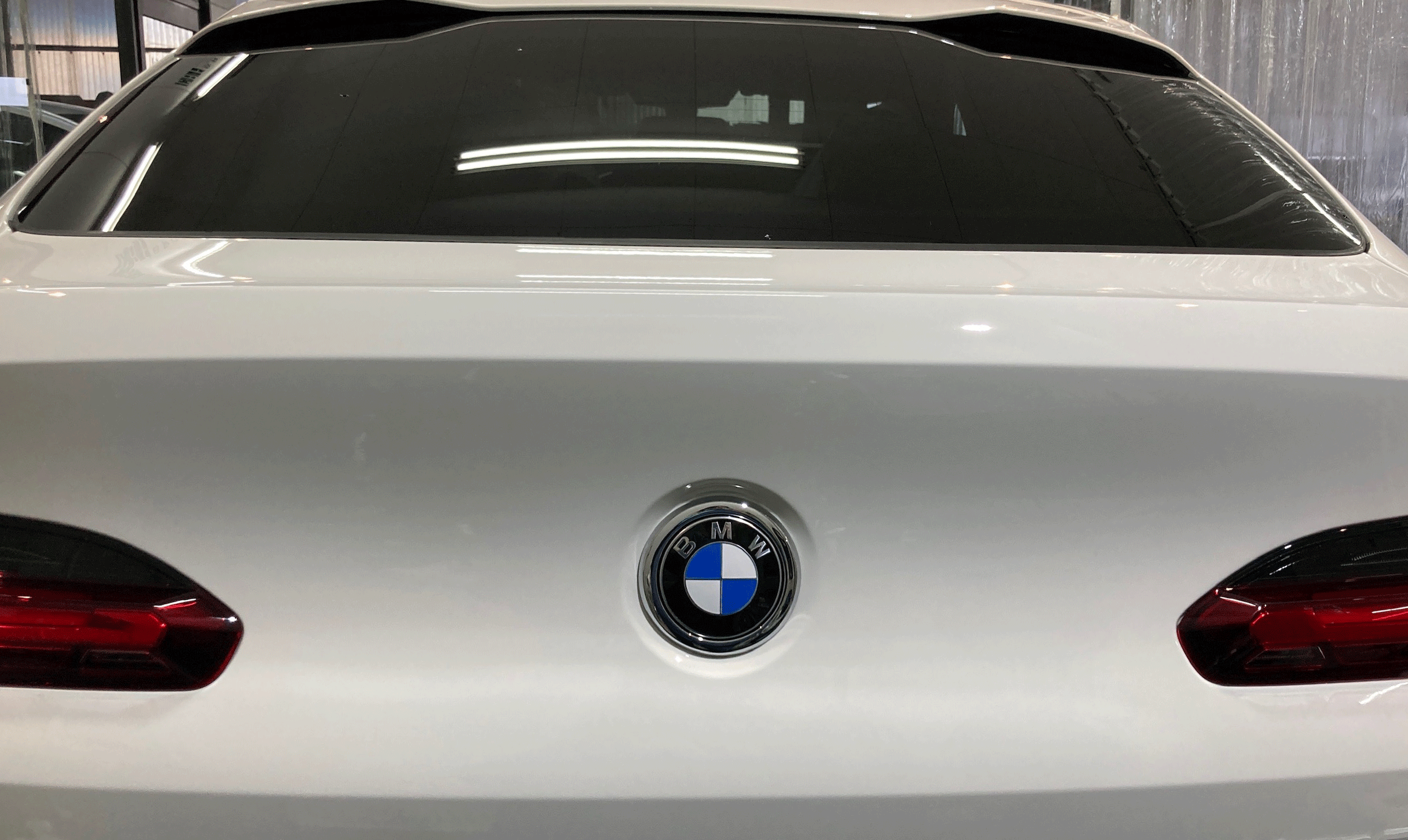 BMW・X4のカーフィルム施工前写真：リアガラス