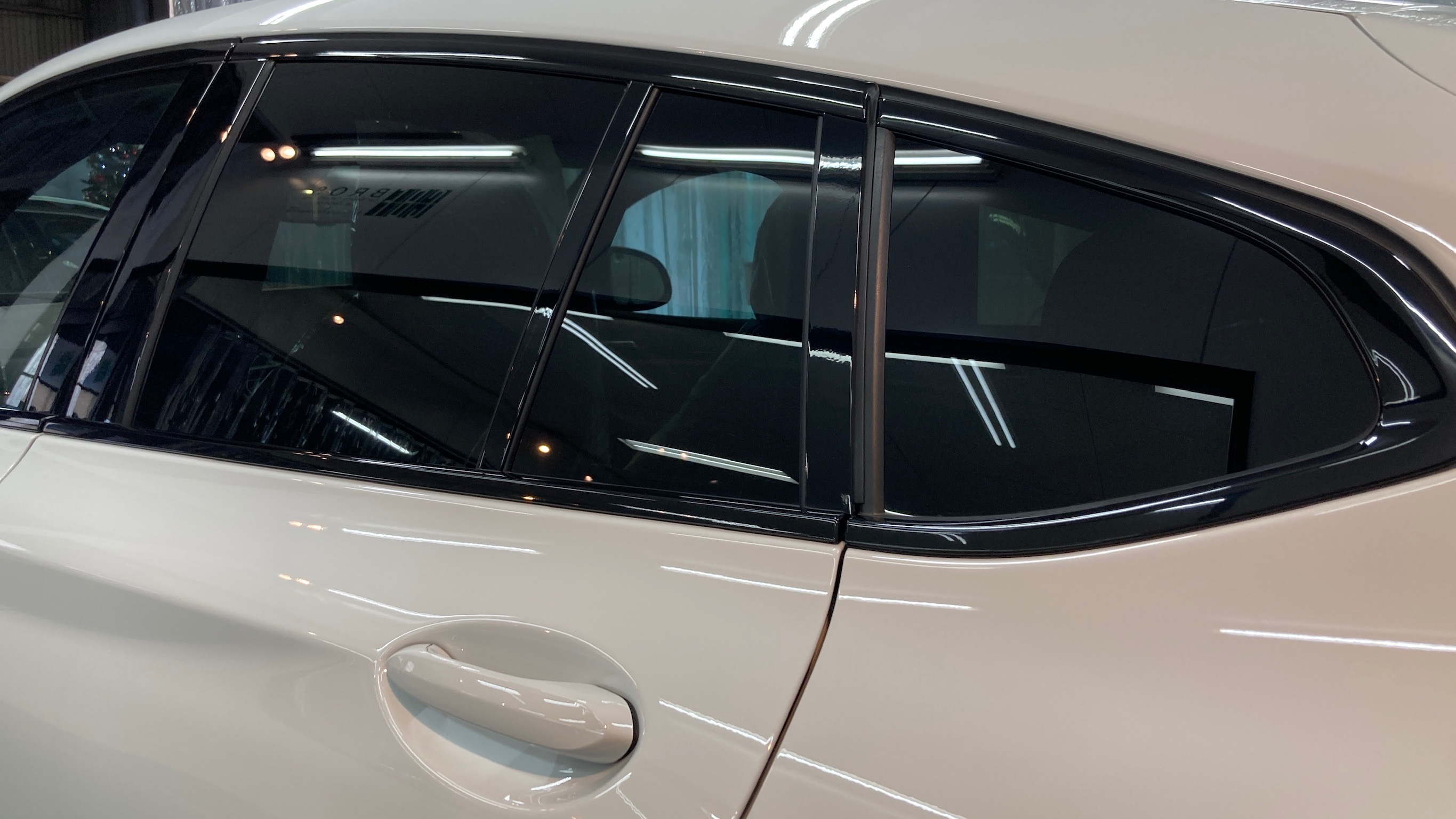 BMW・X4のカーフィルム施工前写真：リアドアガラス・クォーターガラス
