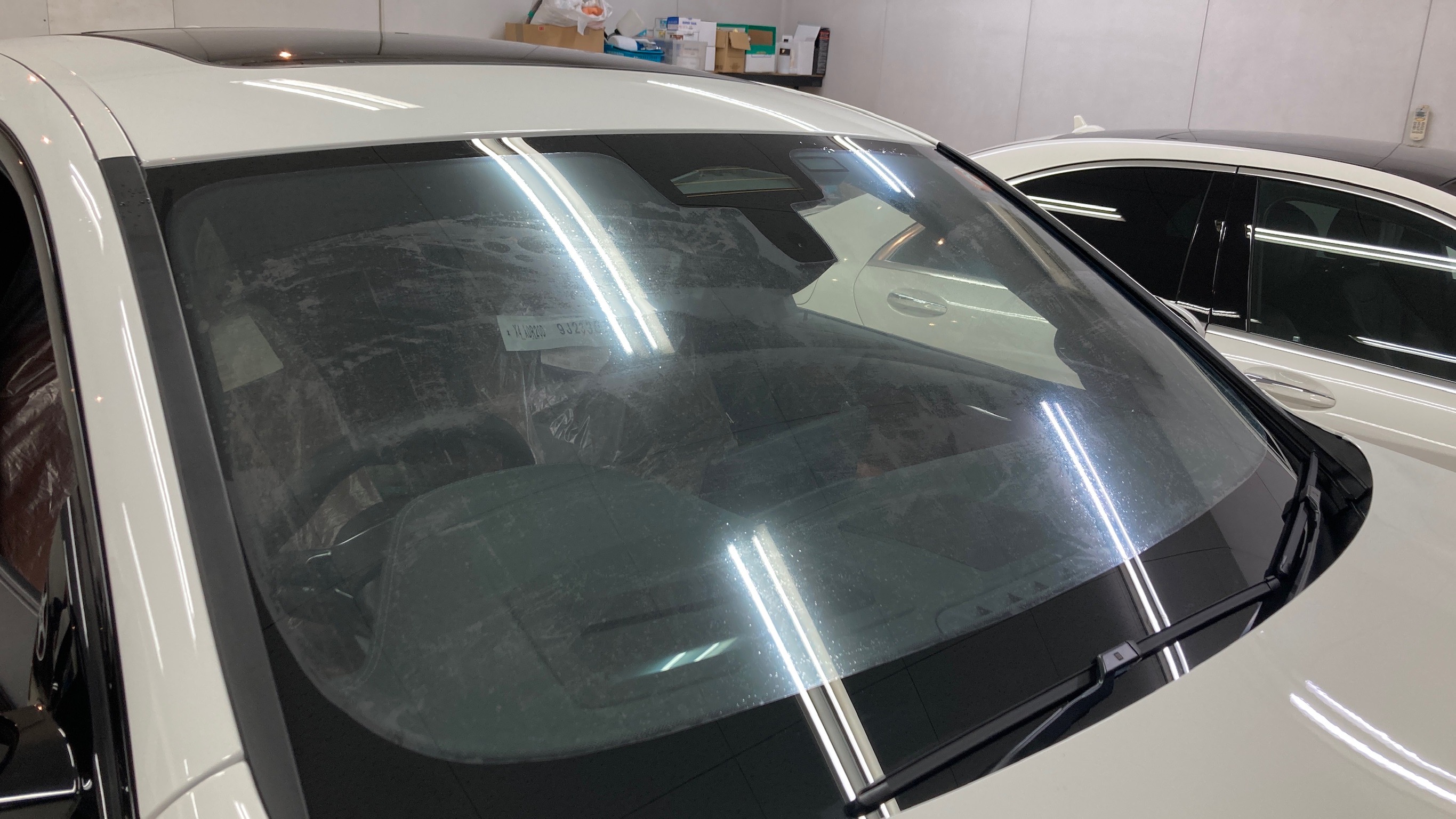 BMW・X4のカーフィルム施工工程：フロントガラスの成形後写真