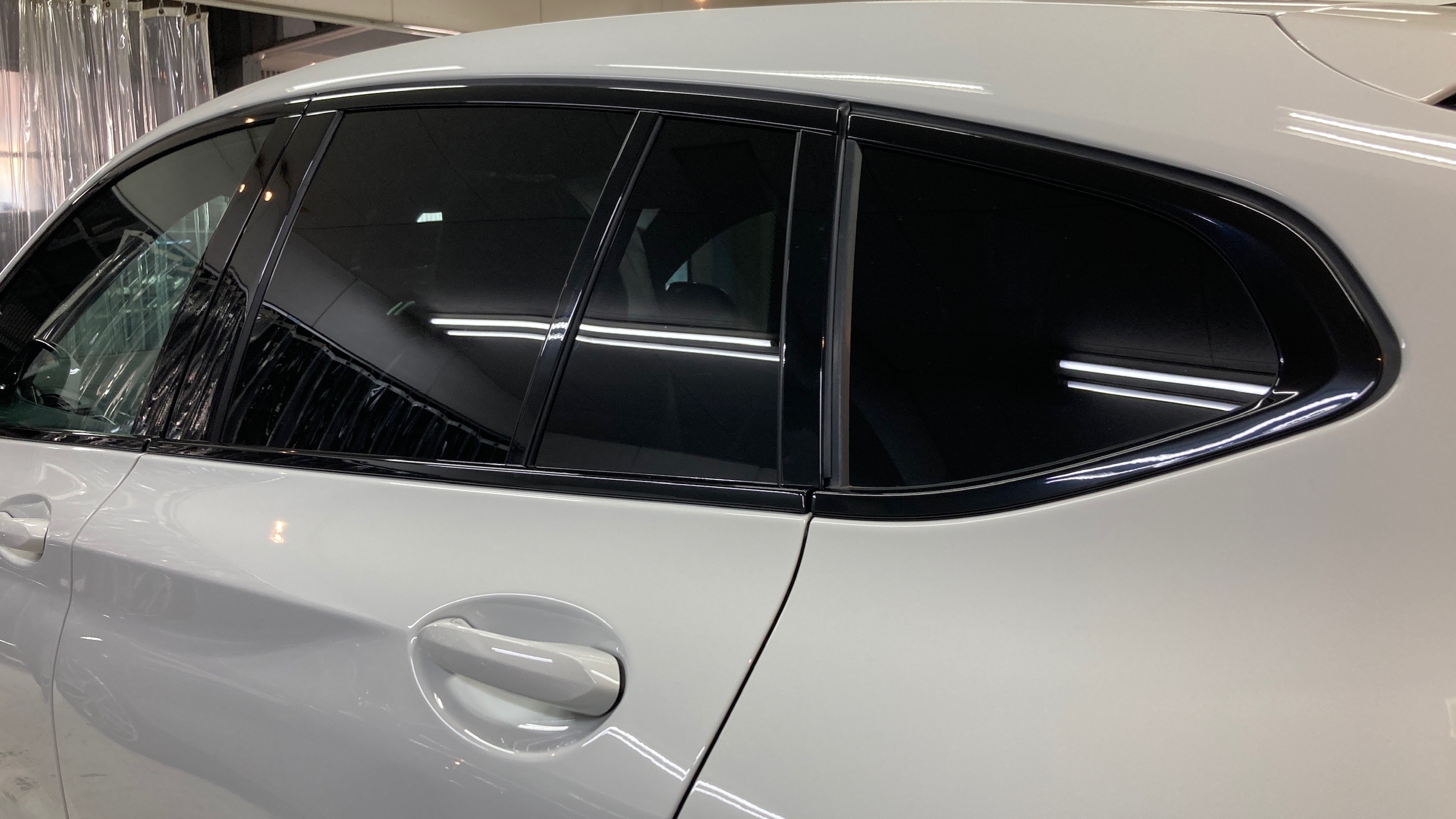 BMW・X4のカーフィルム施工後写真：リアドアガラス・クォーターガラス