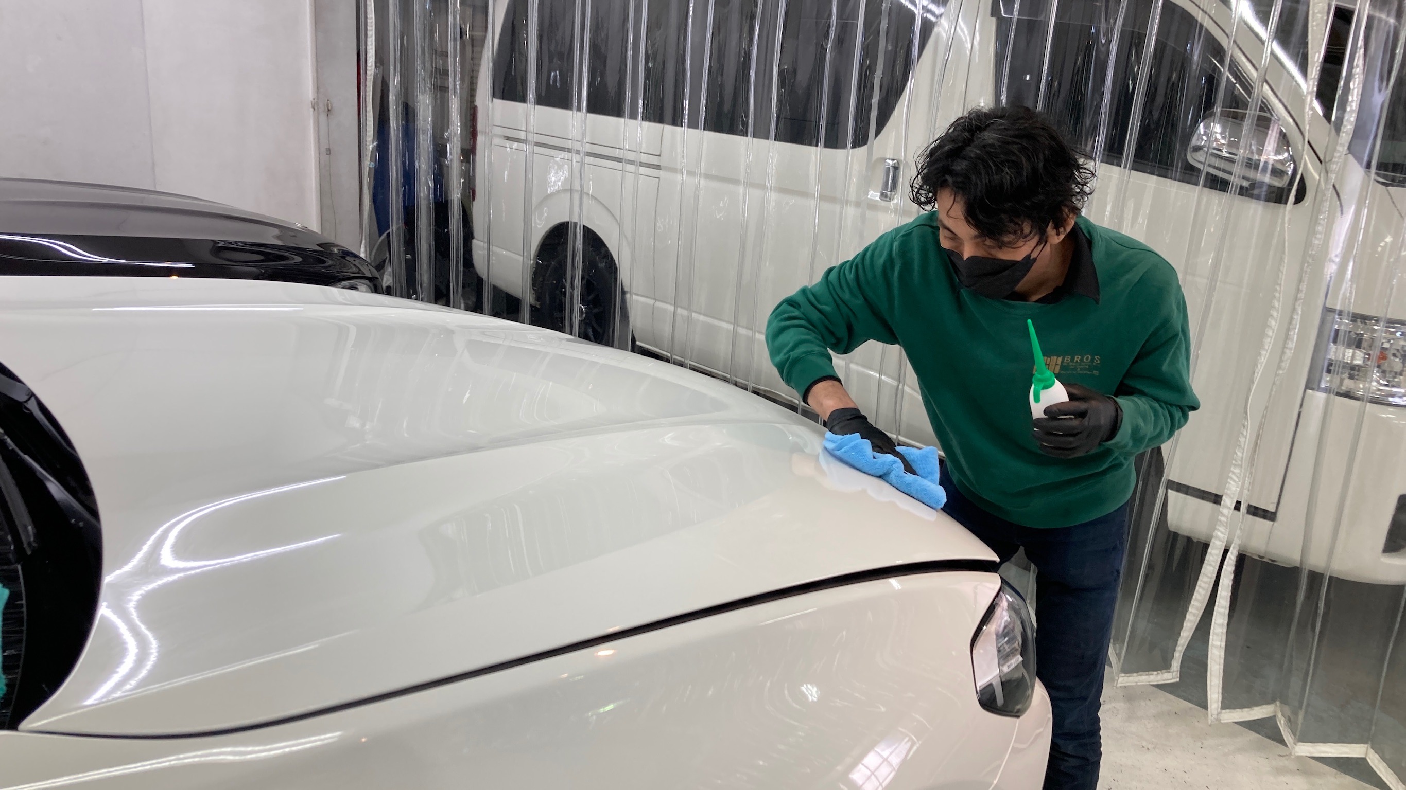 BMW・X4の仕上げ作業工程：コーティング材の塗布