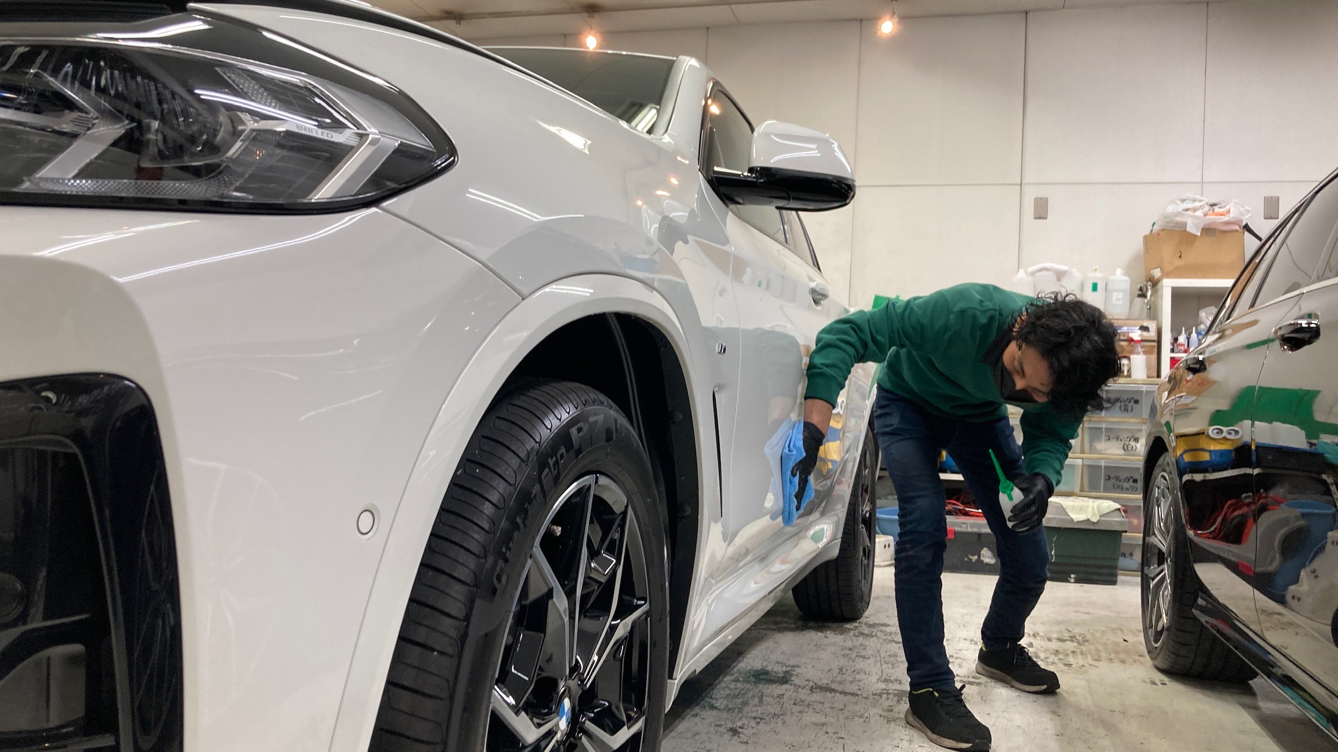 BMW・X4の仕上げ作業工程：レベリングをしている様子