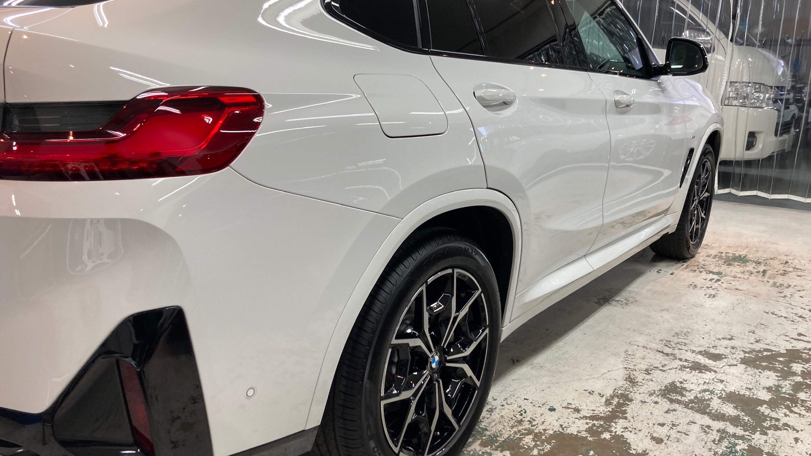 BMW・X4のclass M施工完成写真：右リアフェンダー