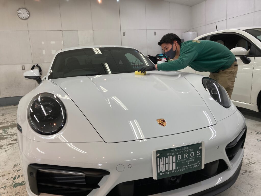 ポルシェ・911 GTS・ハイモースコートザグロウの仕上げ作業：コーティング剤を塗布している様子